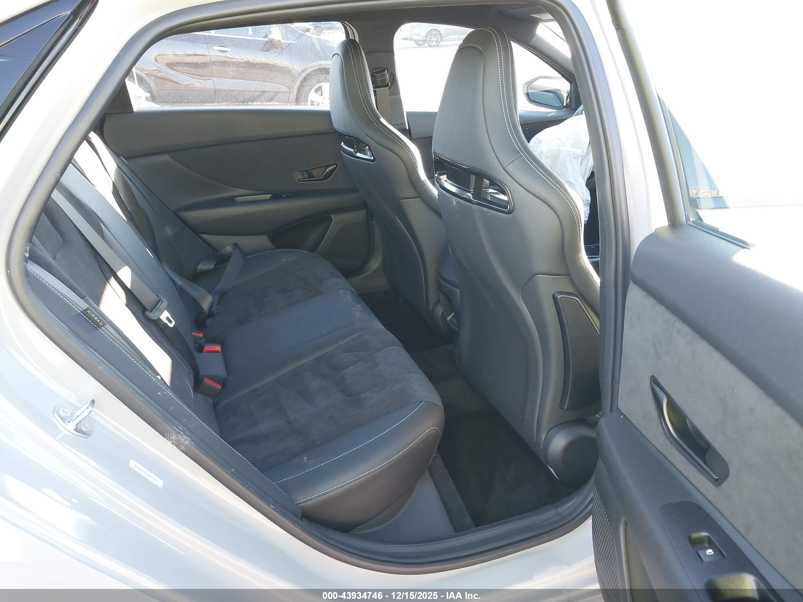 HYUNDAI ELANTRA image 8