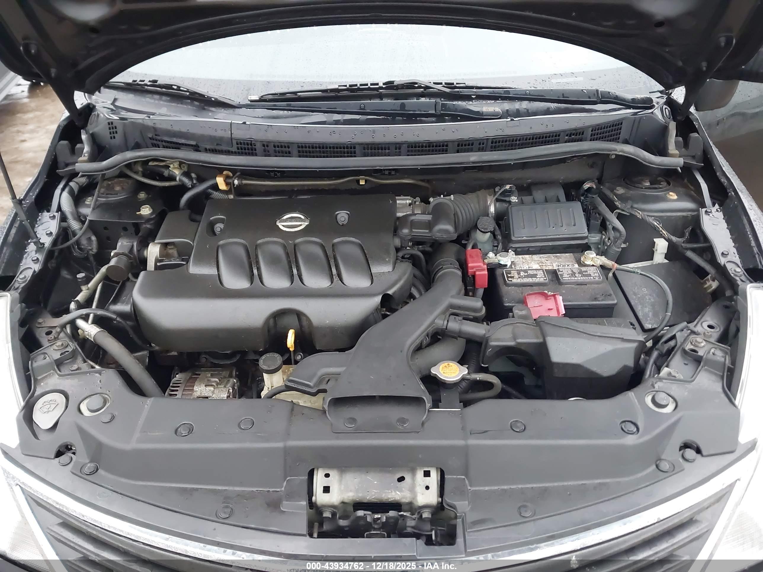 NISSAN VERSA image 10