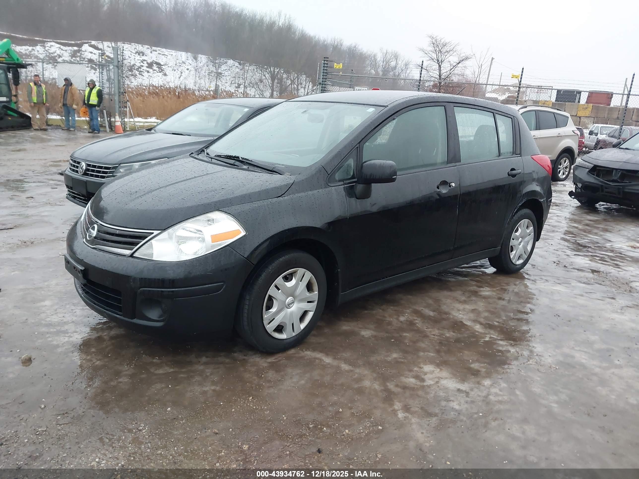 NISSAN VERSA image 2