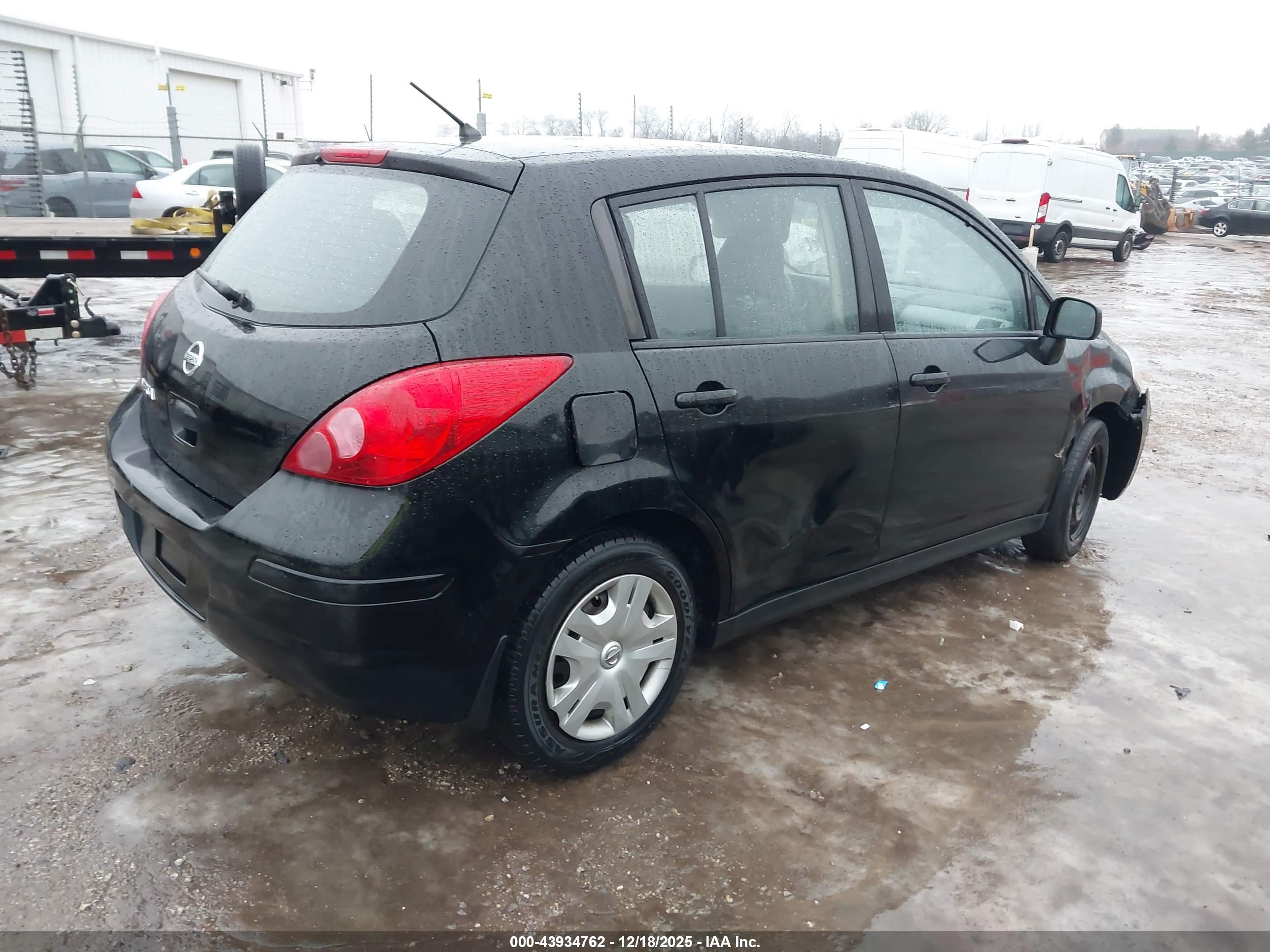 NISSAN VERSA image 4