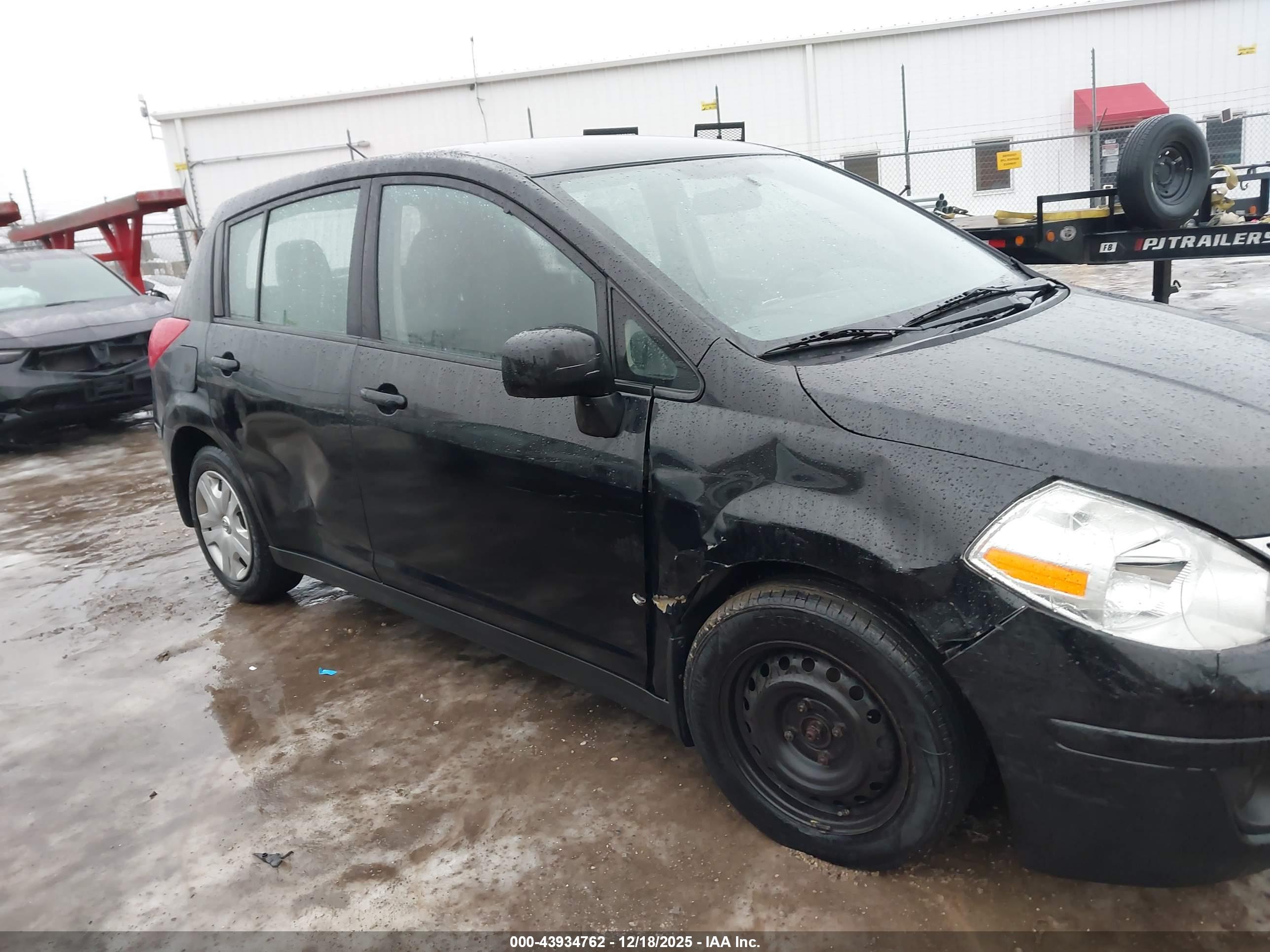 NISSAN VERSA image 6