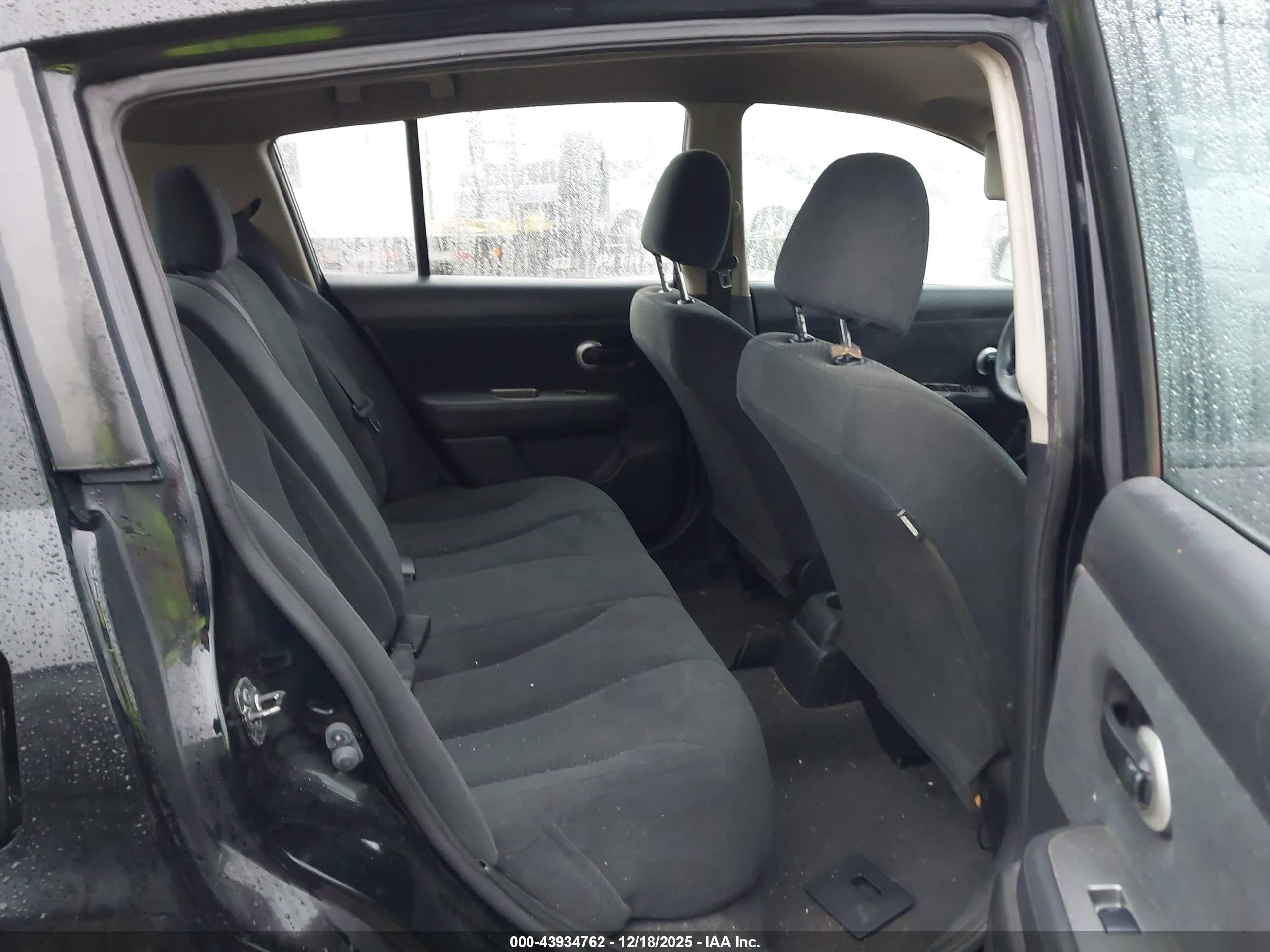 NISSAN VERSA image 8