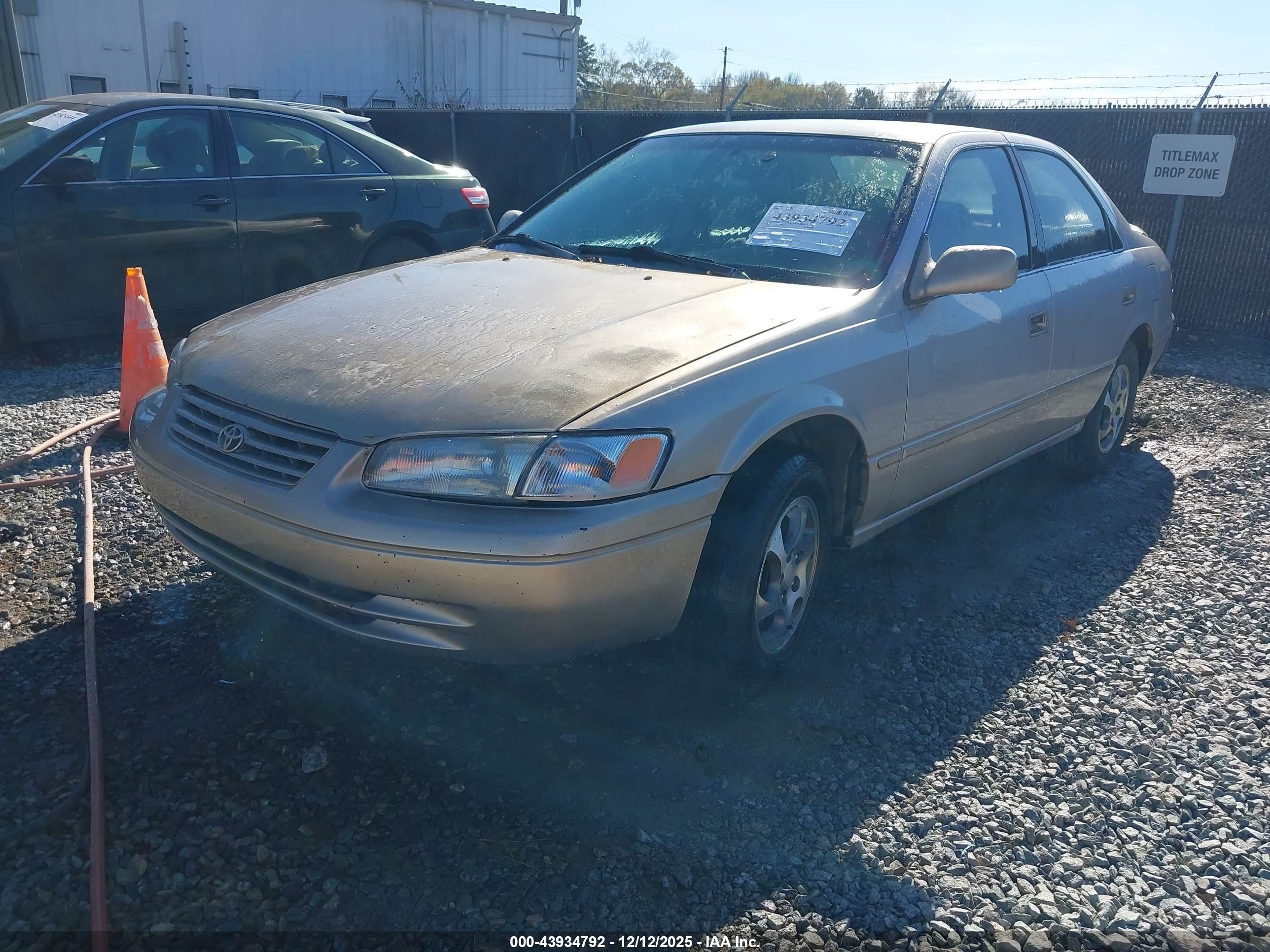 TOYOTA CAMRY image 2