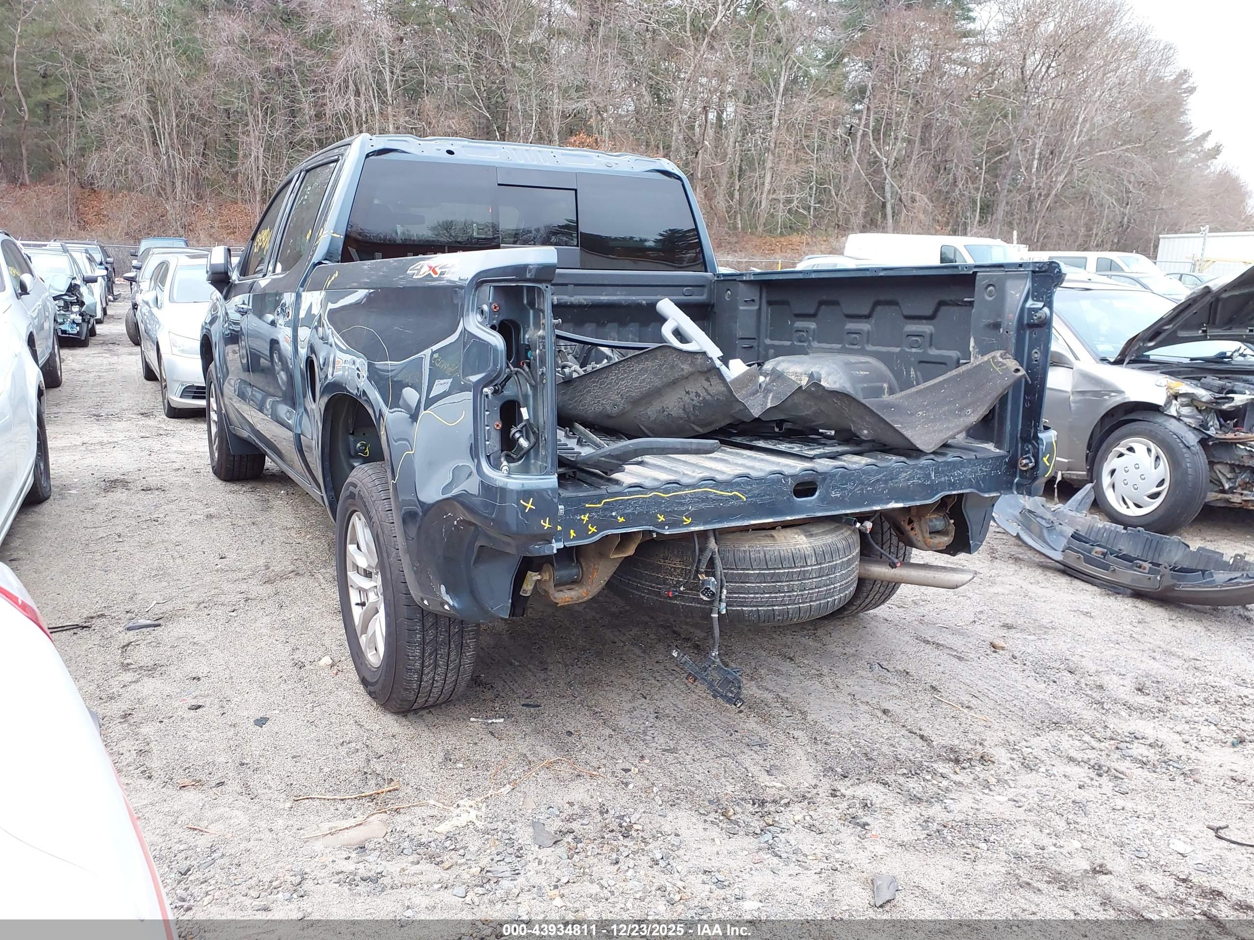 CHEVROLET SILVERADO image 3