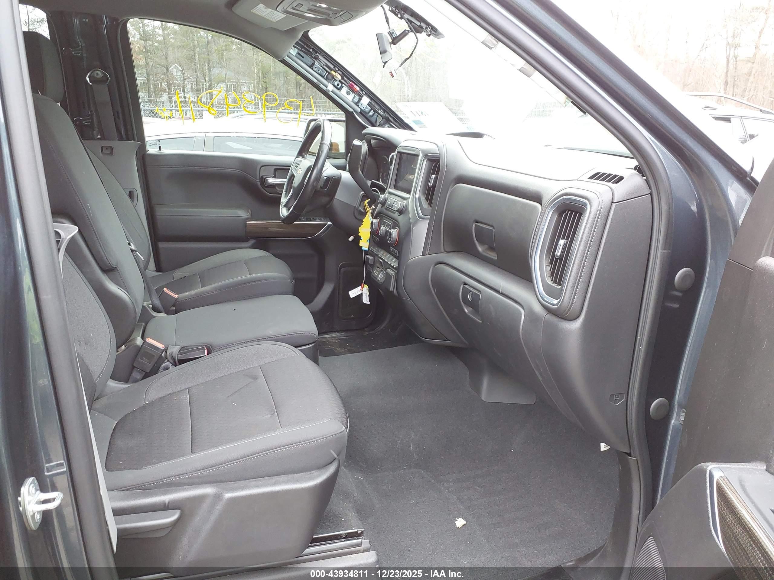 CHEVROLET SILVERADO image 5