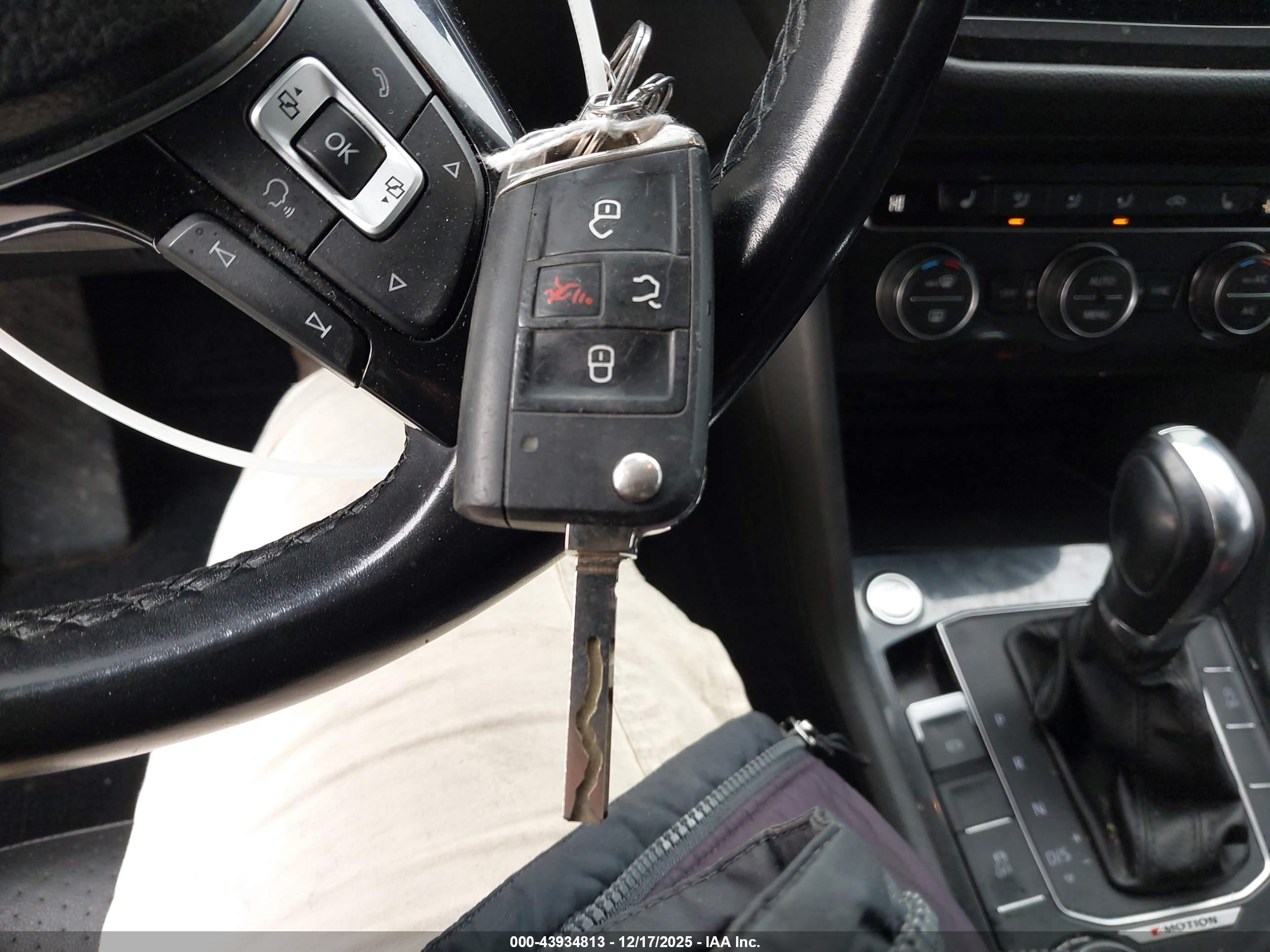 VOLKSWAGEN TIGUAN image 11