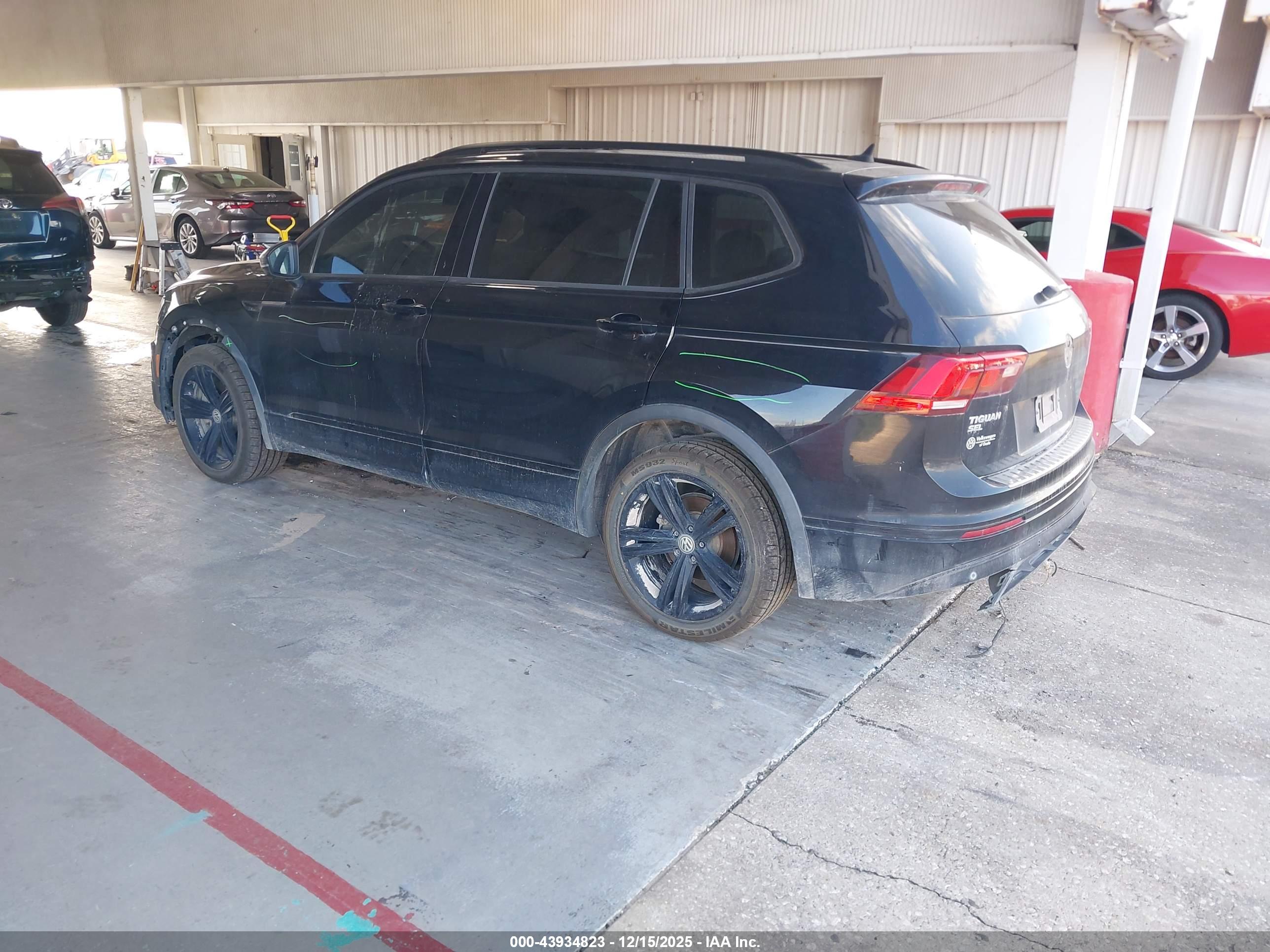 VOLKSWAGEN TIGUAN image 3