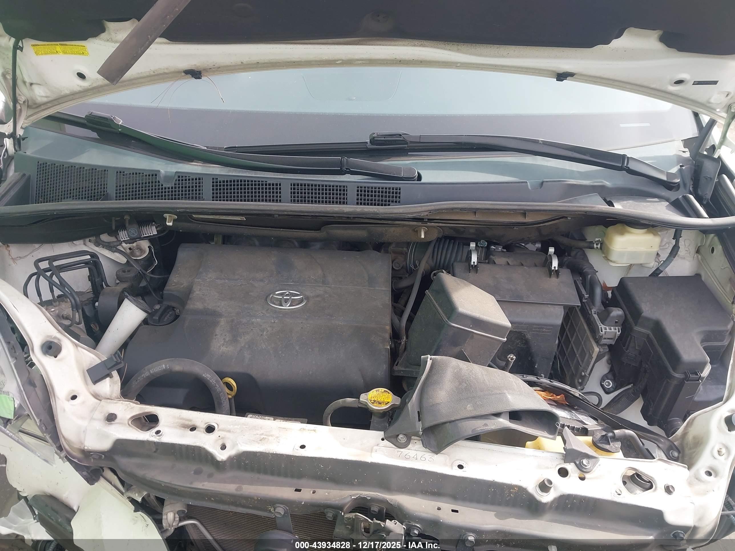 TOYOTA SIENNA image 10