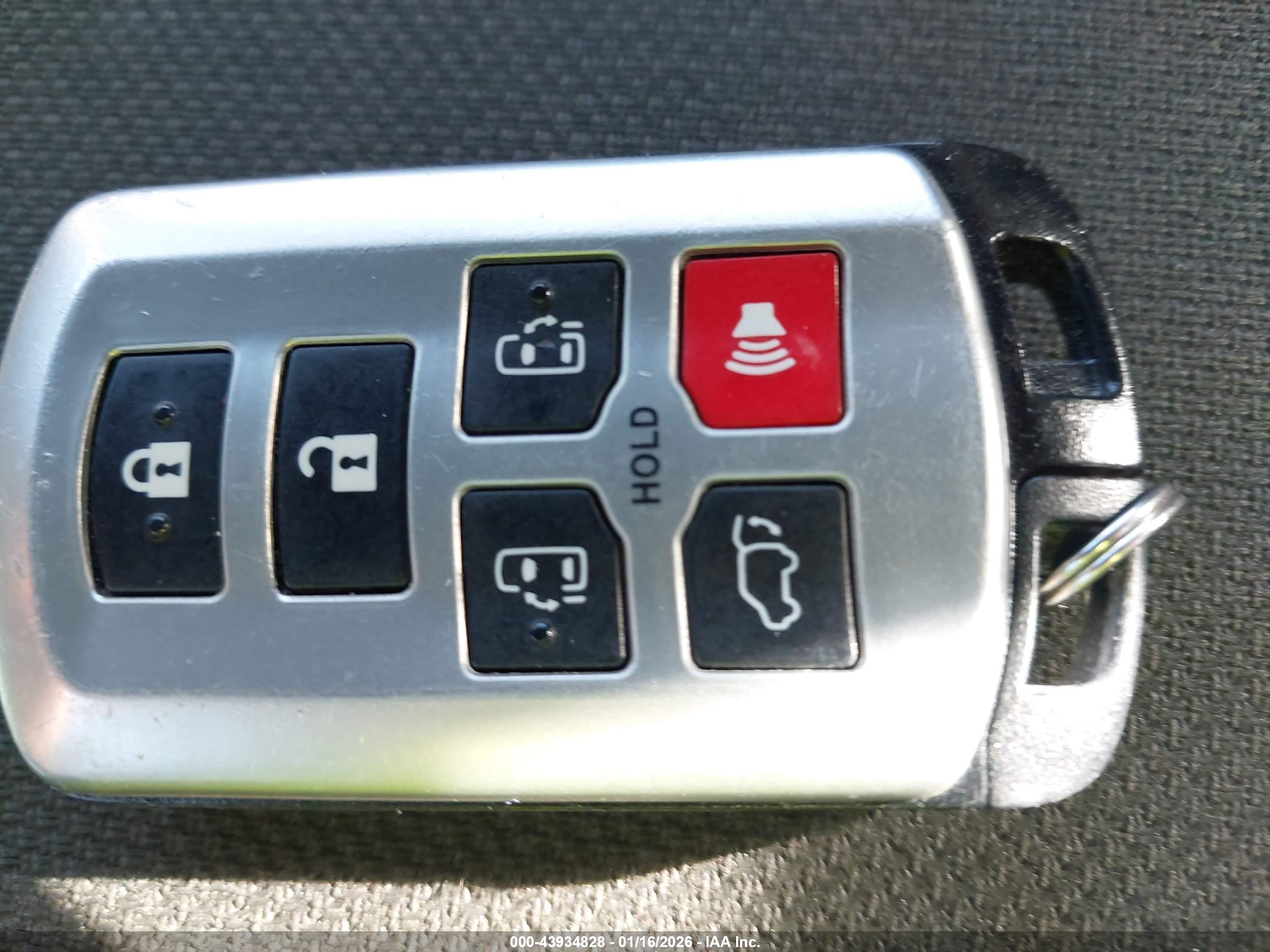 TOYOTA SIENNA image 11