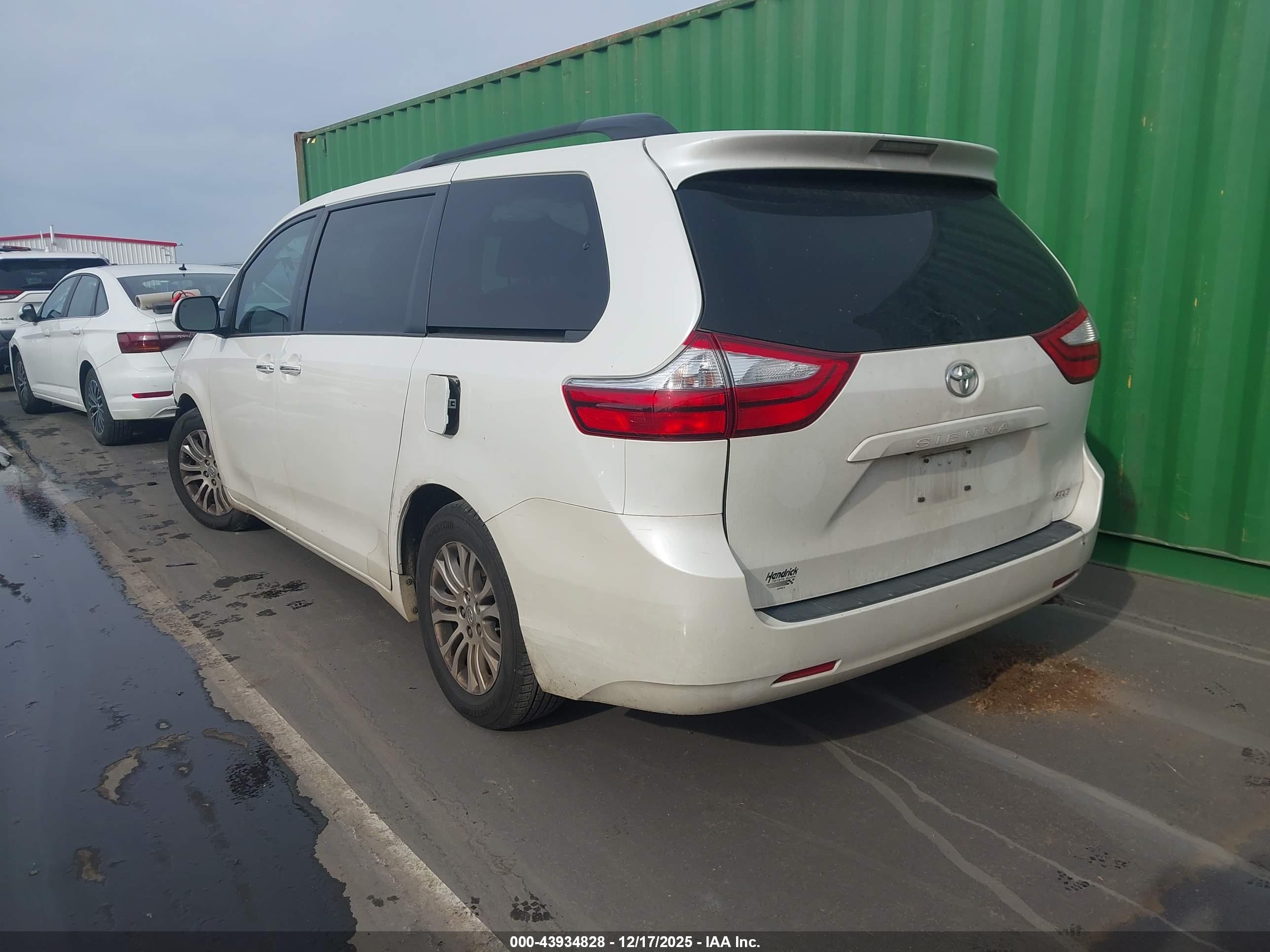 TOYOTA SIENNA image 3