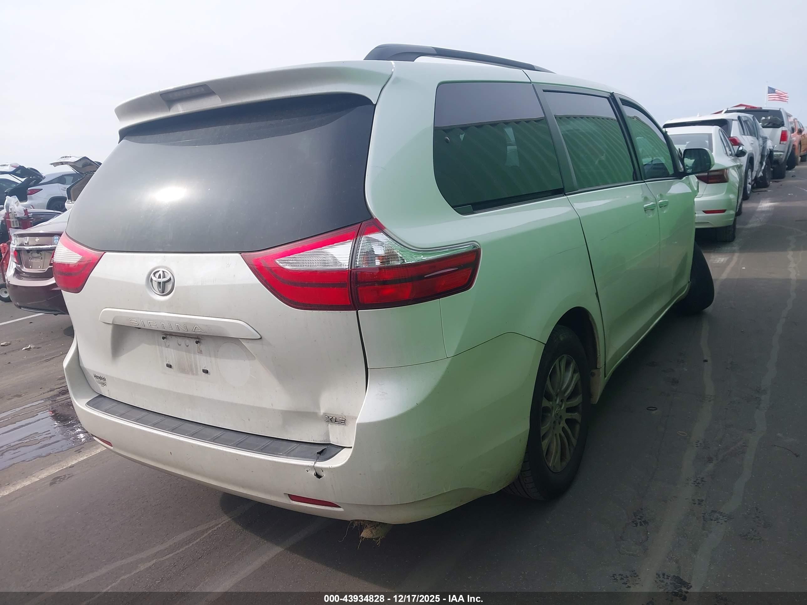 TOYOTA SIENNA image 4