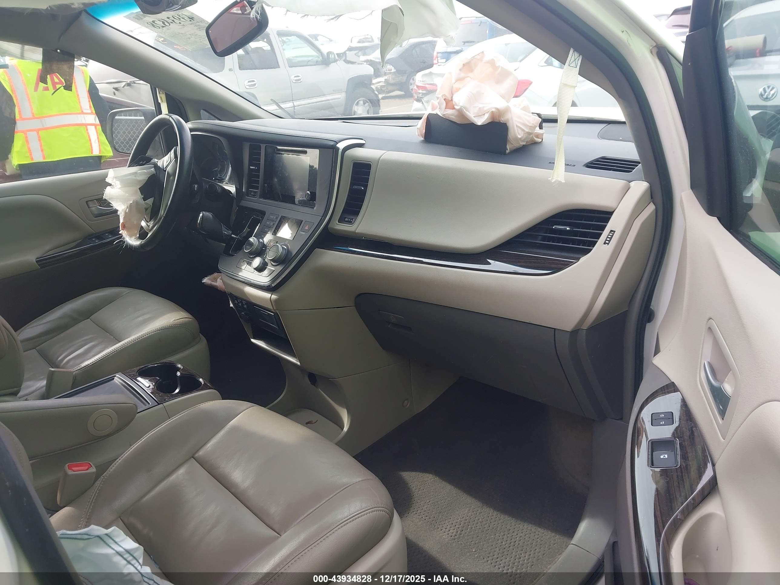 TOYOTA SIENNA image 5