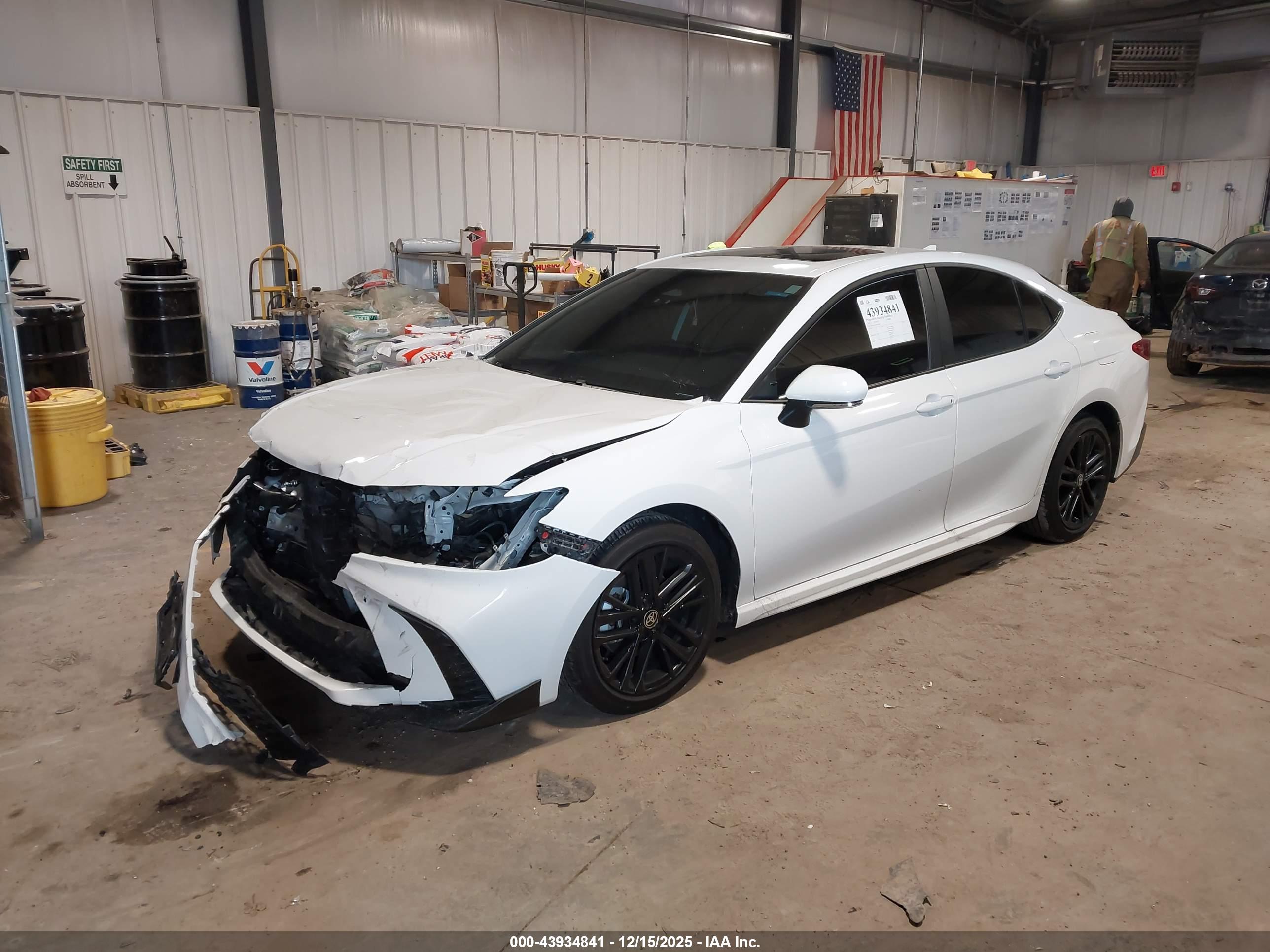 TOYOTA CAMRY image 2