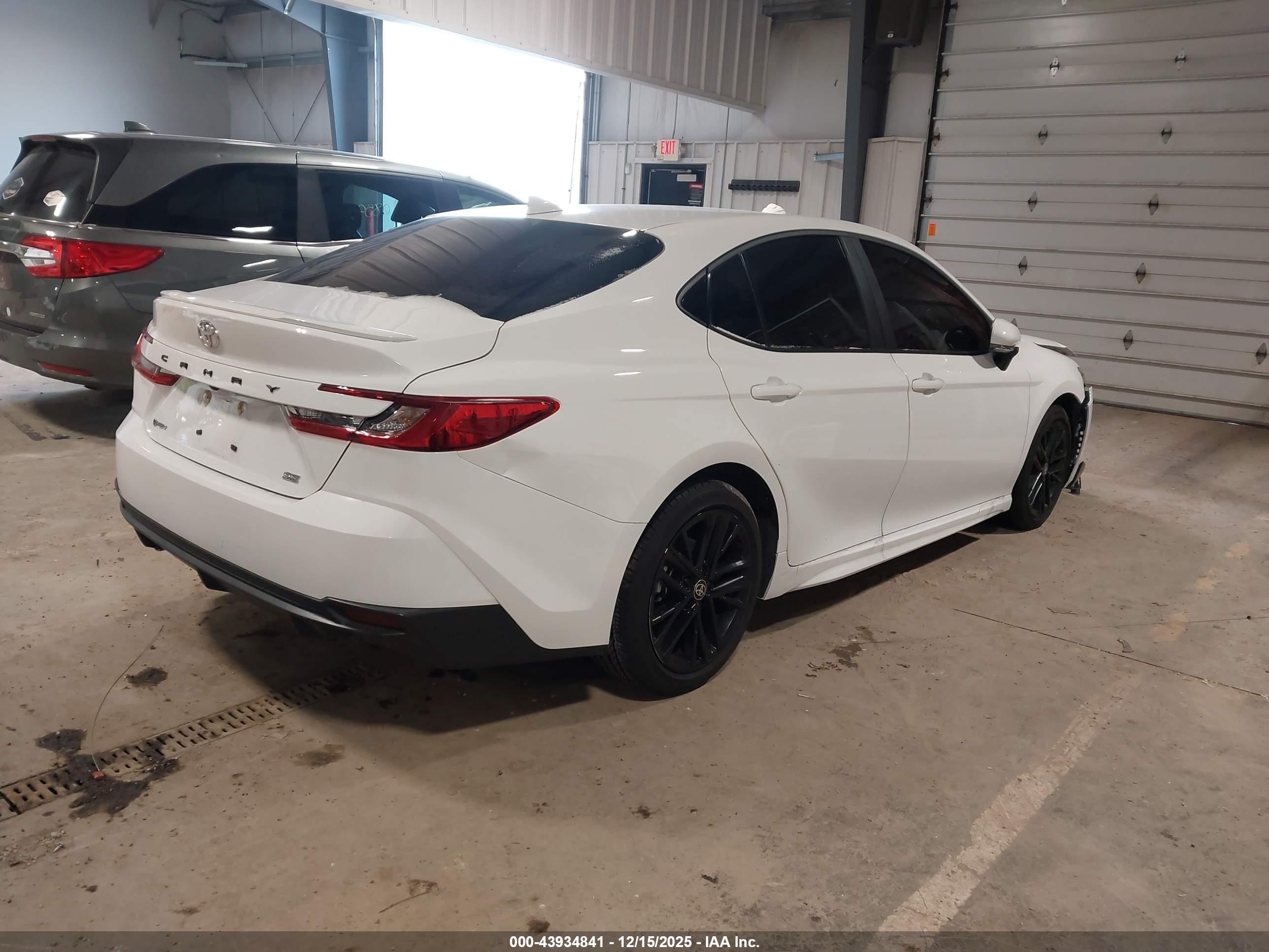 TOYOTA CAMRY image 4