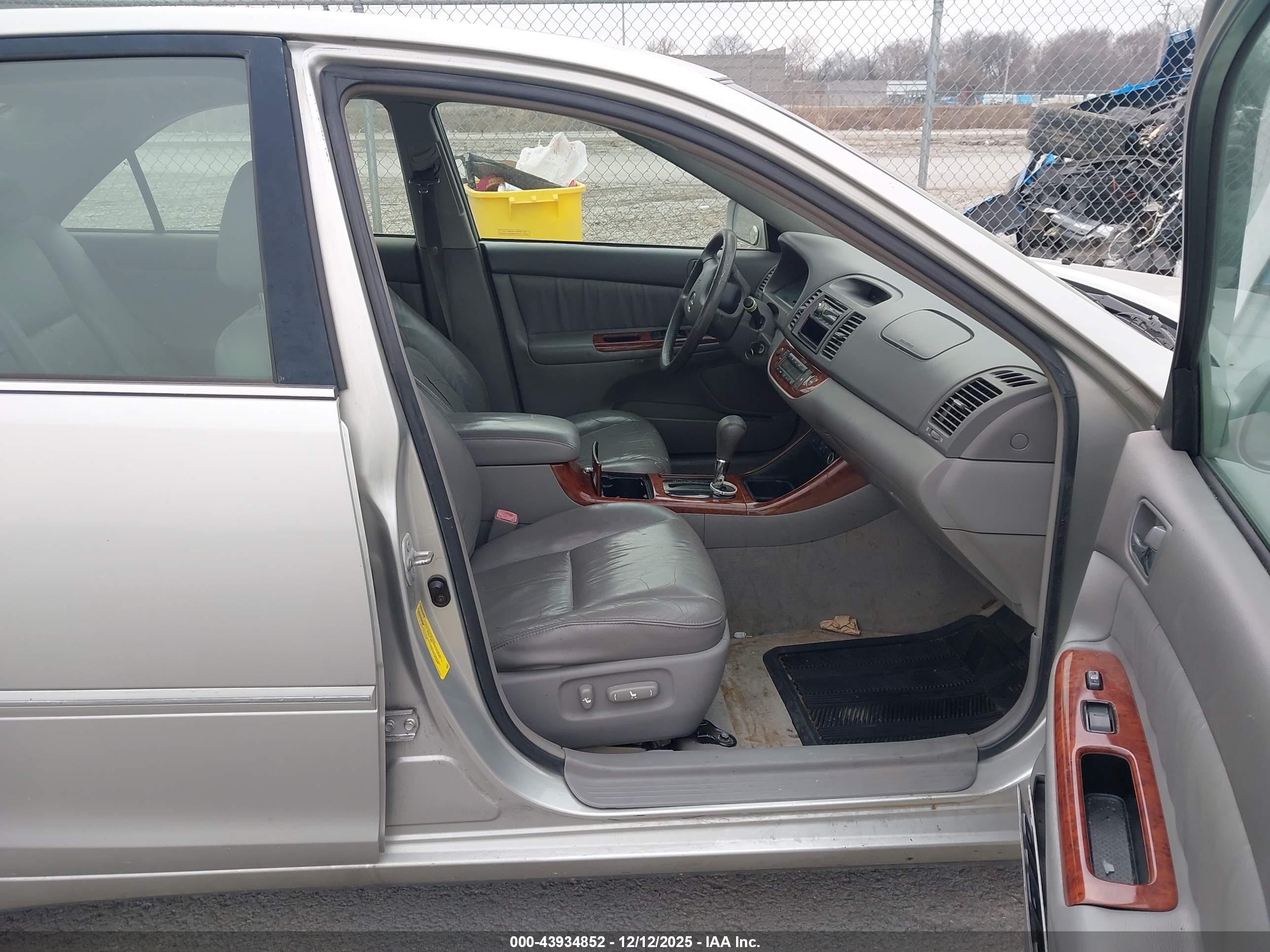 TOYOTA CAMRY image 5