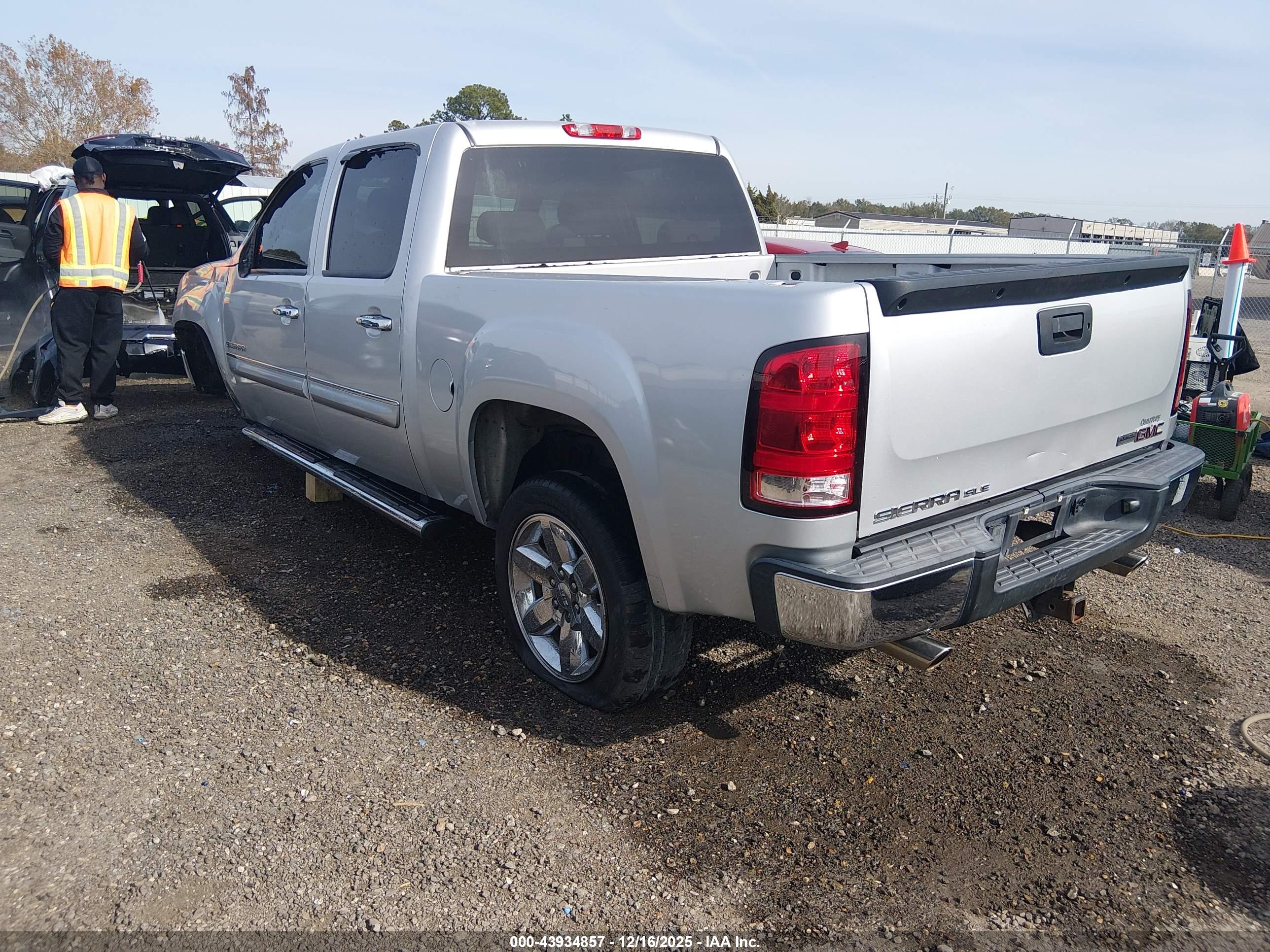 GMC SIERRA image 3