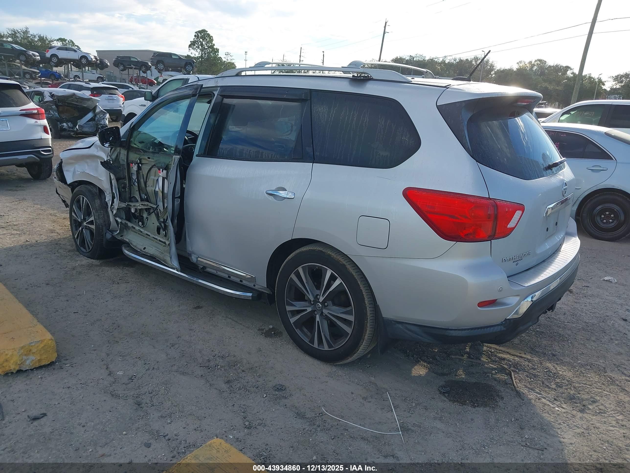 NISSAN PATHFINDER image 3
