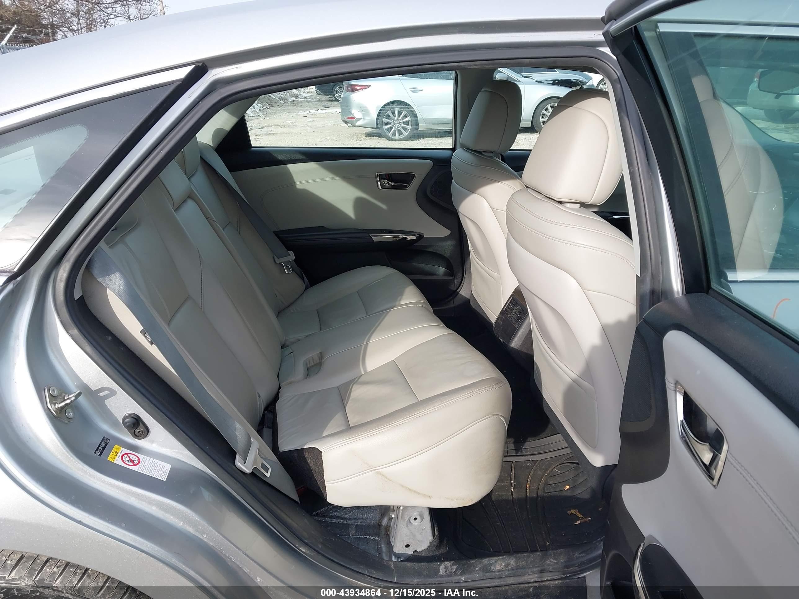 TOYOTA AVALON image 8