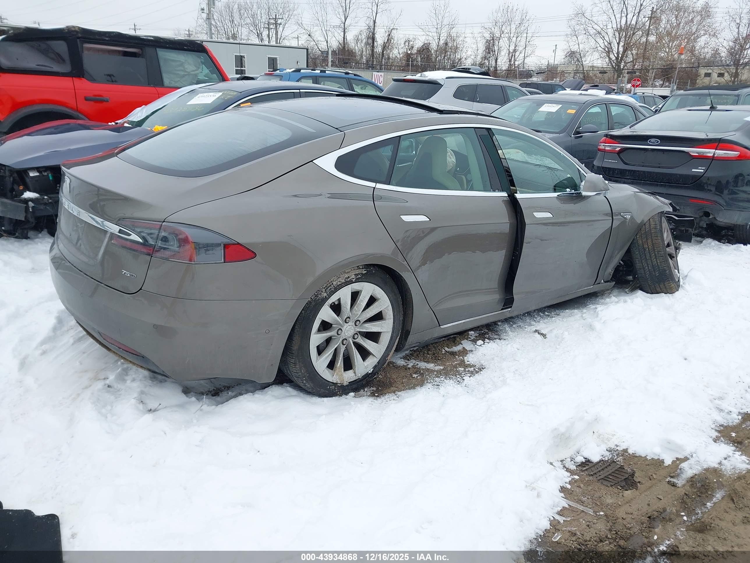 TESLA MODEL image 4