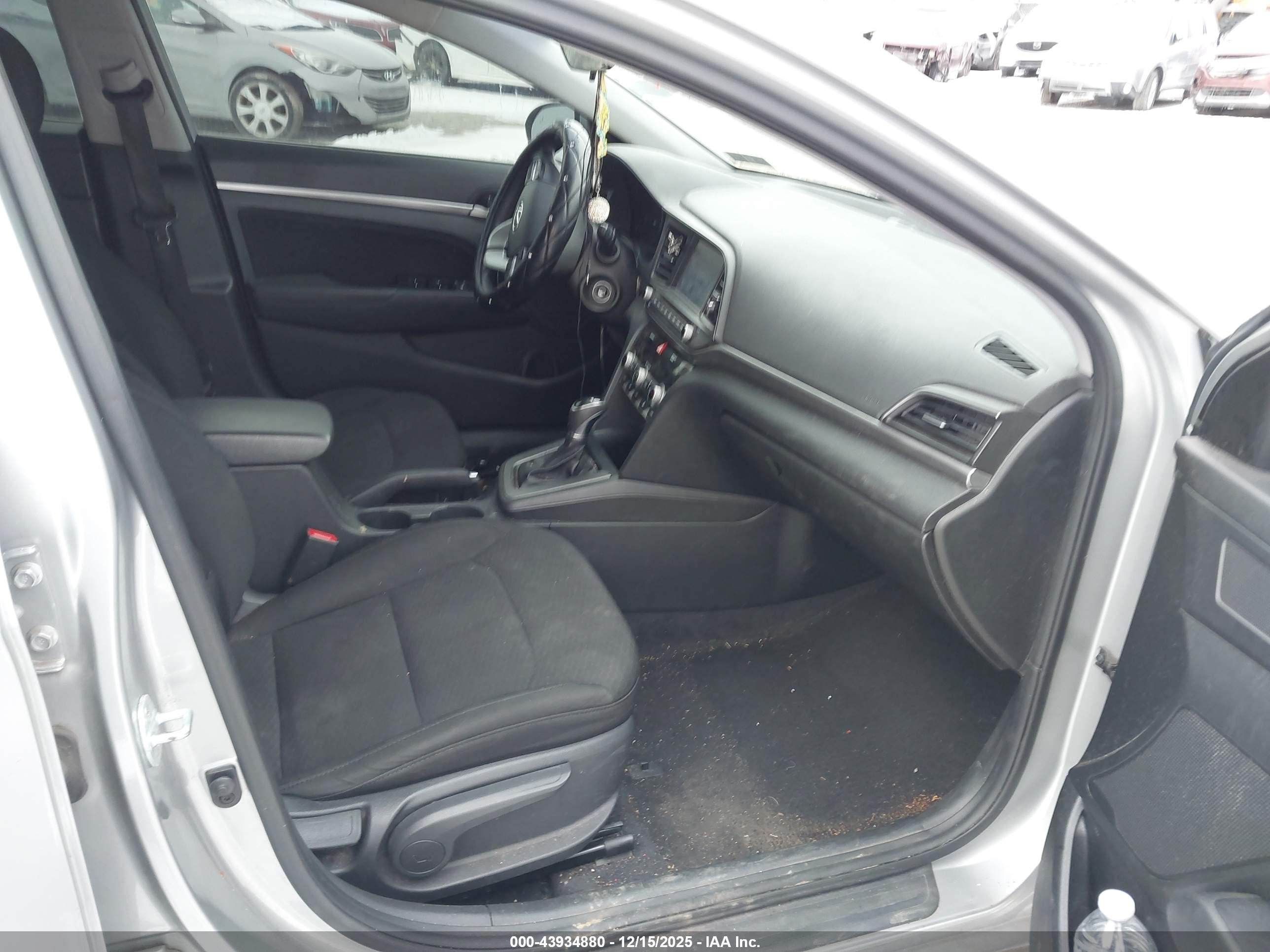 HYUNDAI ELANTRA image 5