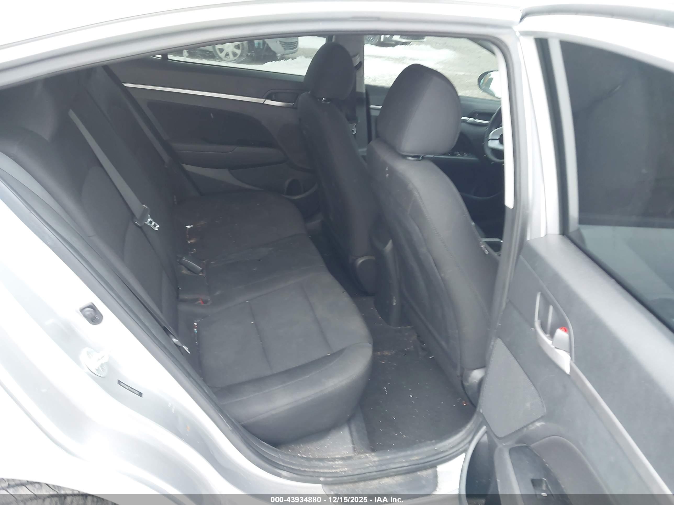 HYUNDAI ELANTRA image 8