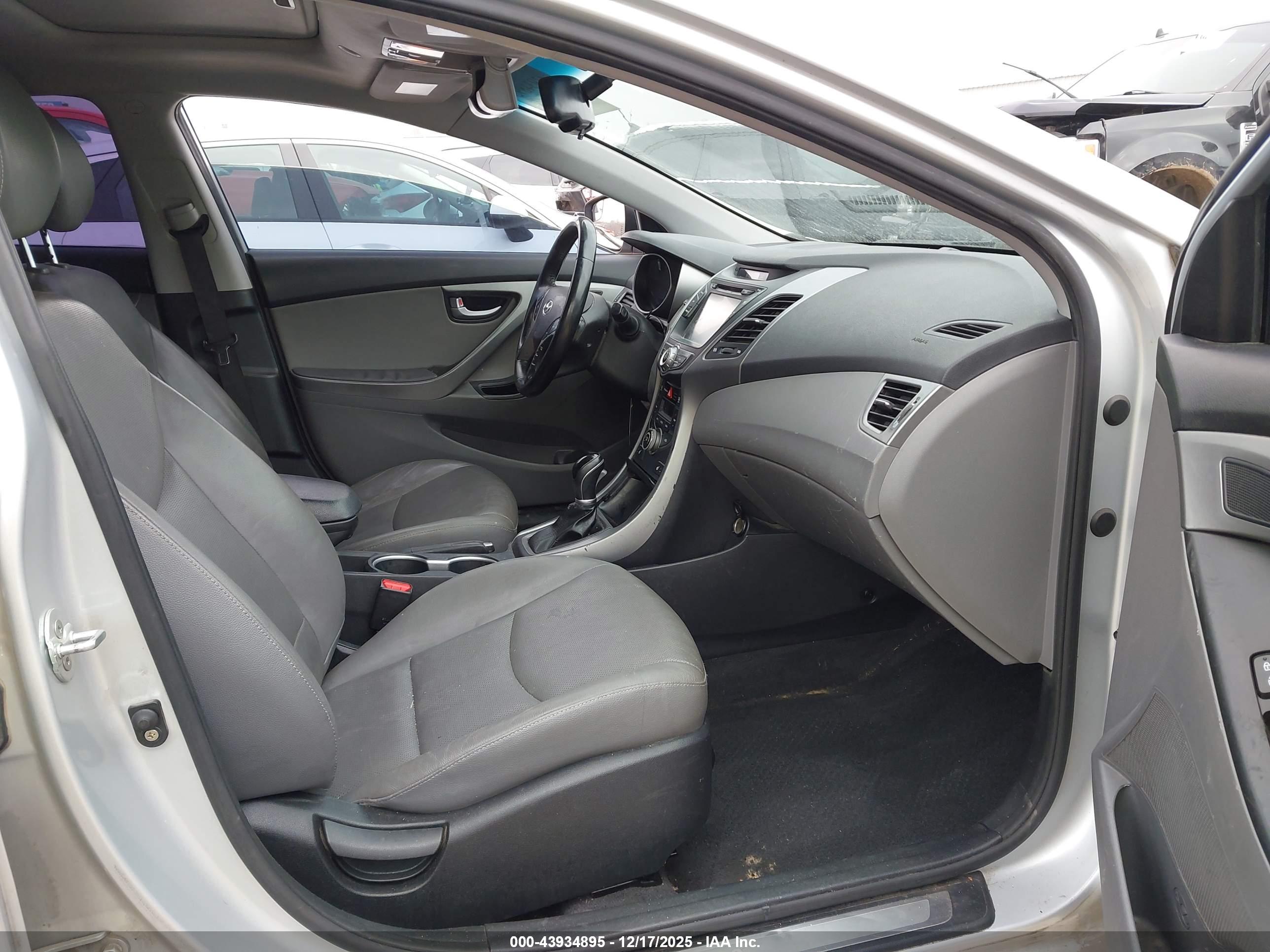 HYUNDAI ELANTRA image 5