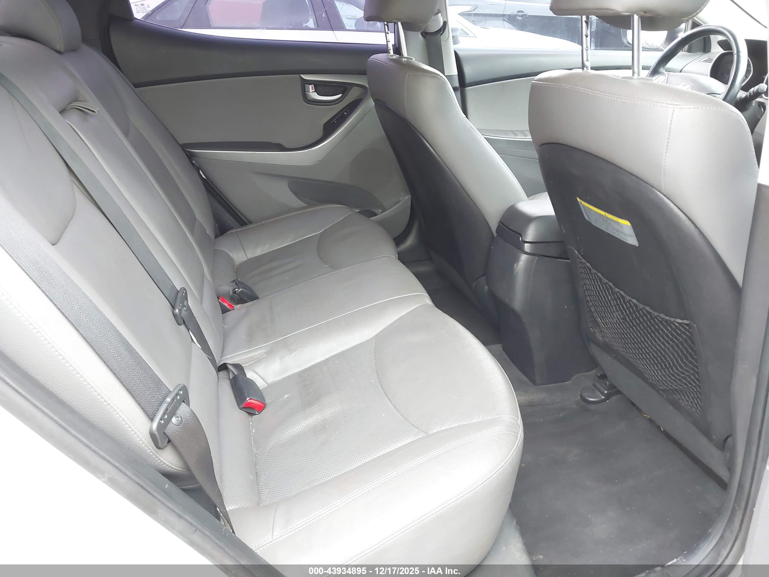 HYUNDAI ELANTRA image 8