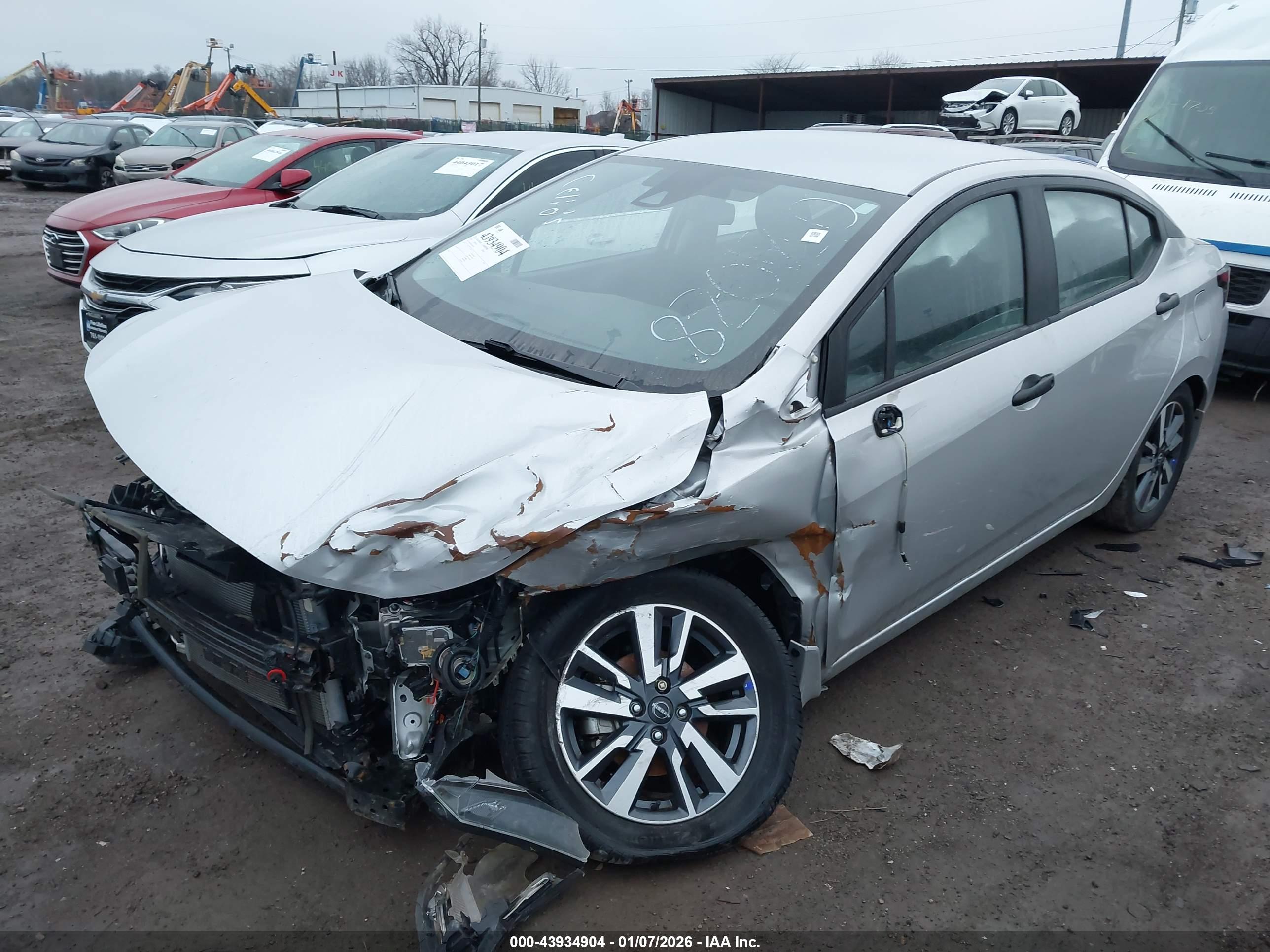 NISSAN VERSA image 2