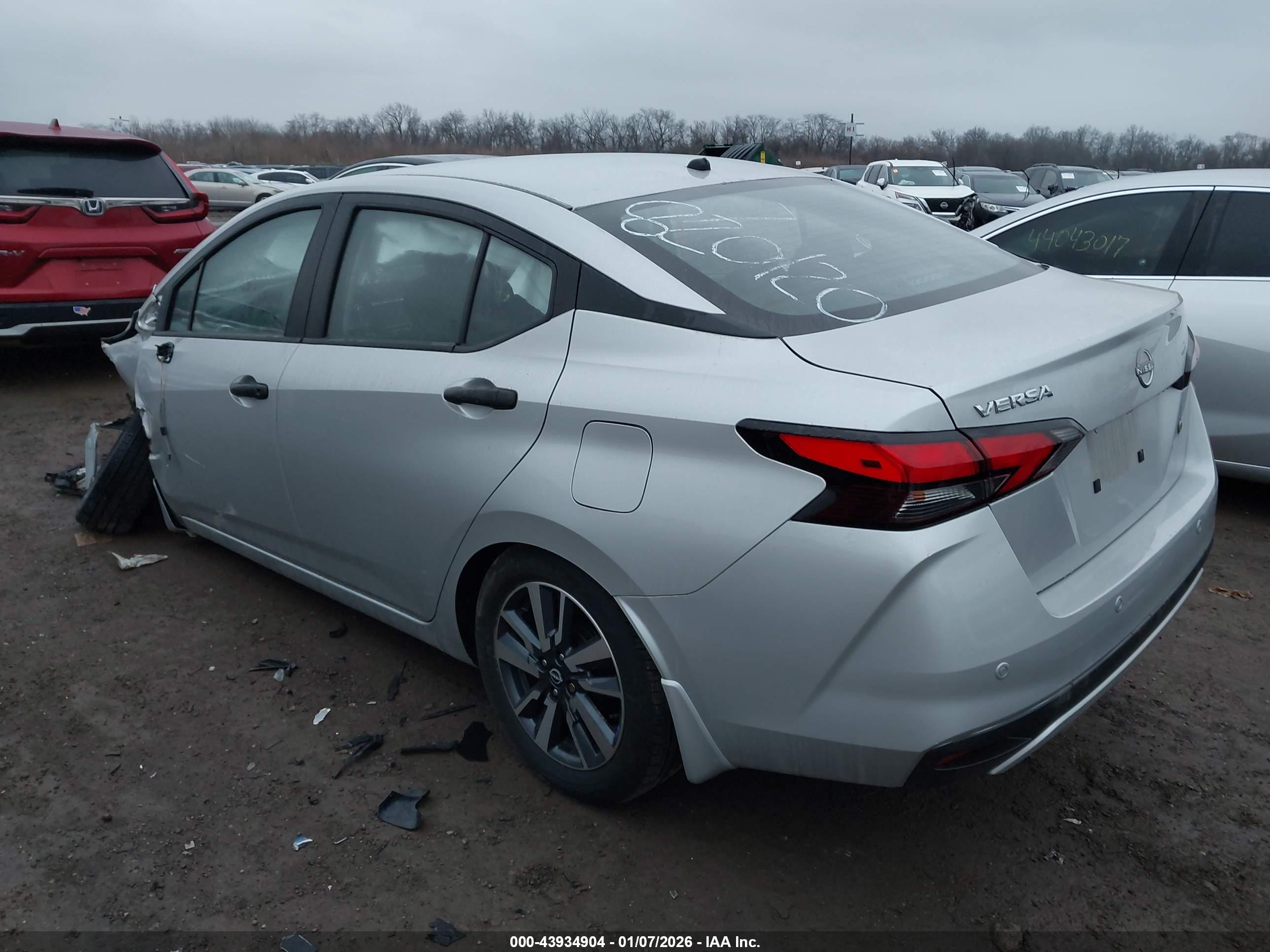 NISSAN VERSA image 3