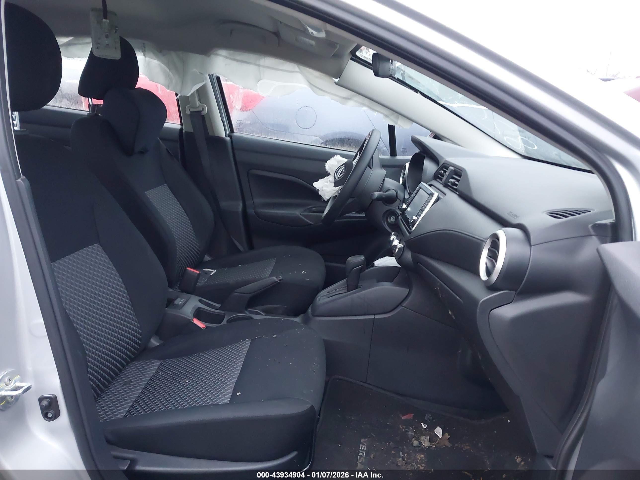 NISSAN VERSA image 5