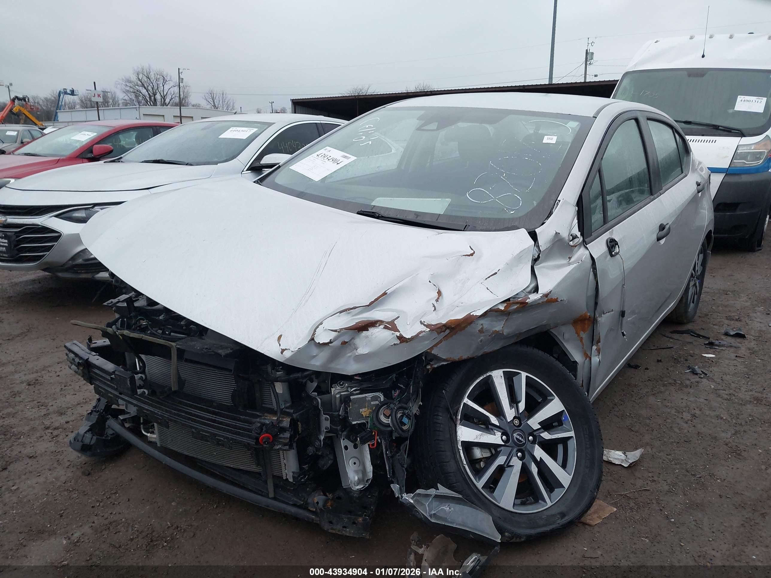 NISSAN VERSA image 6