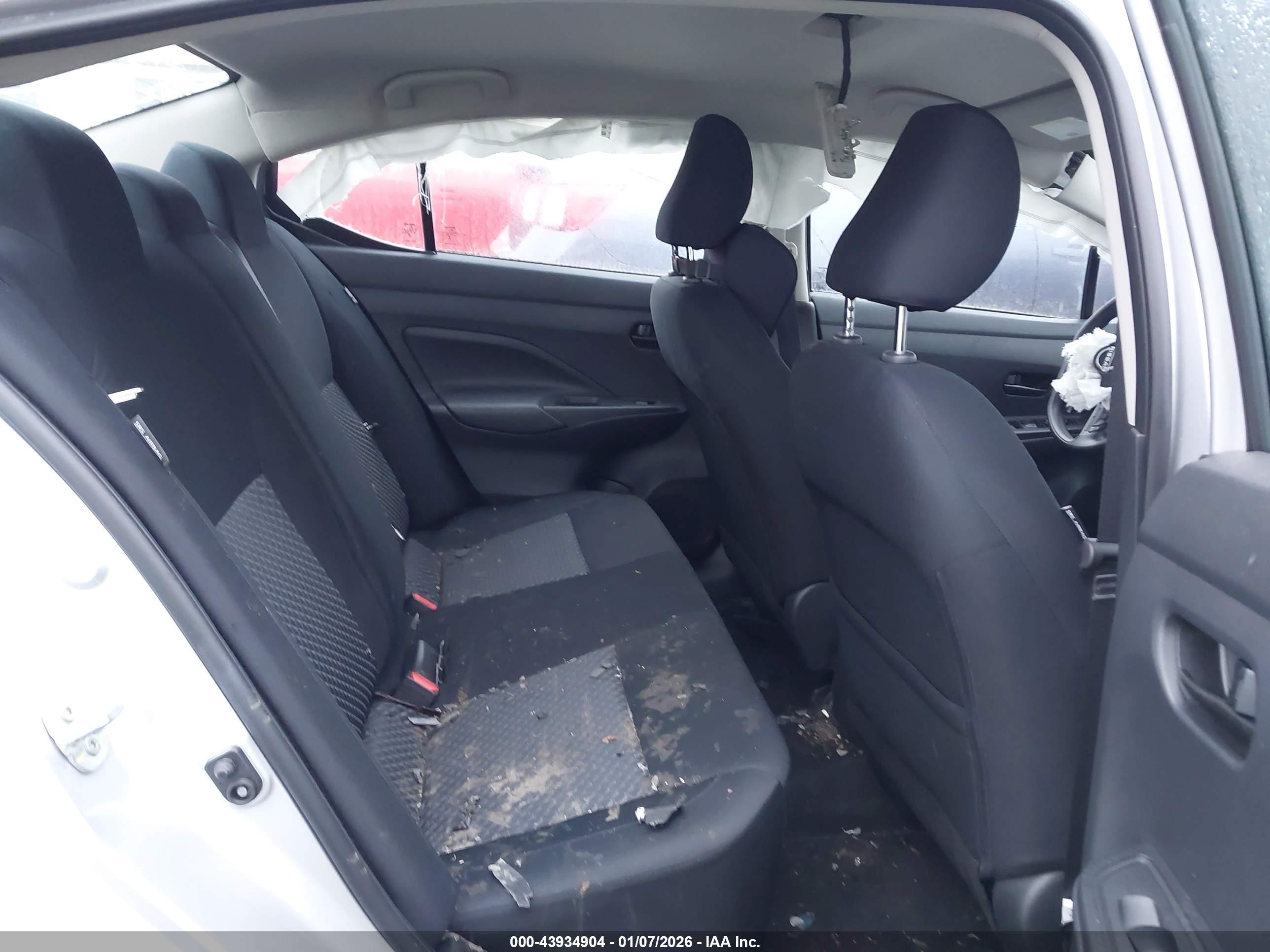 NISSAN VERSA image 8
