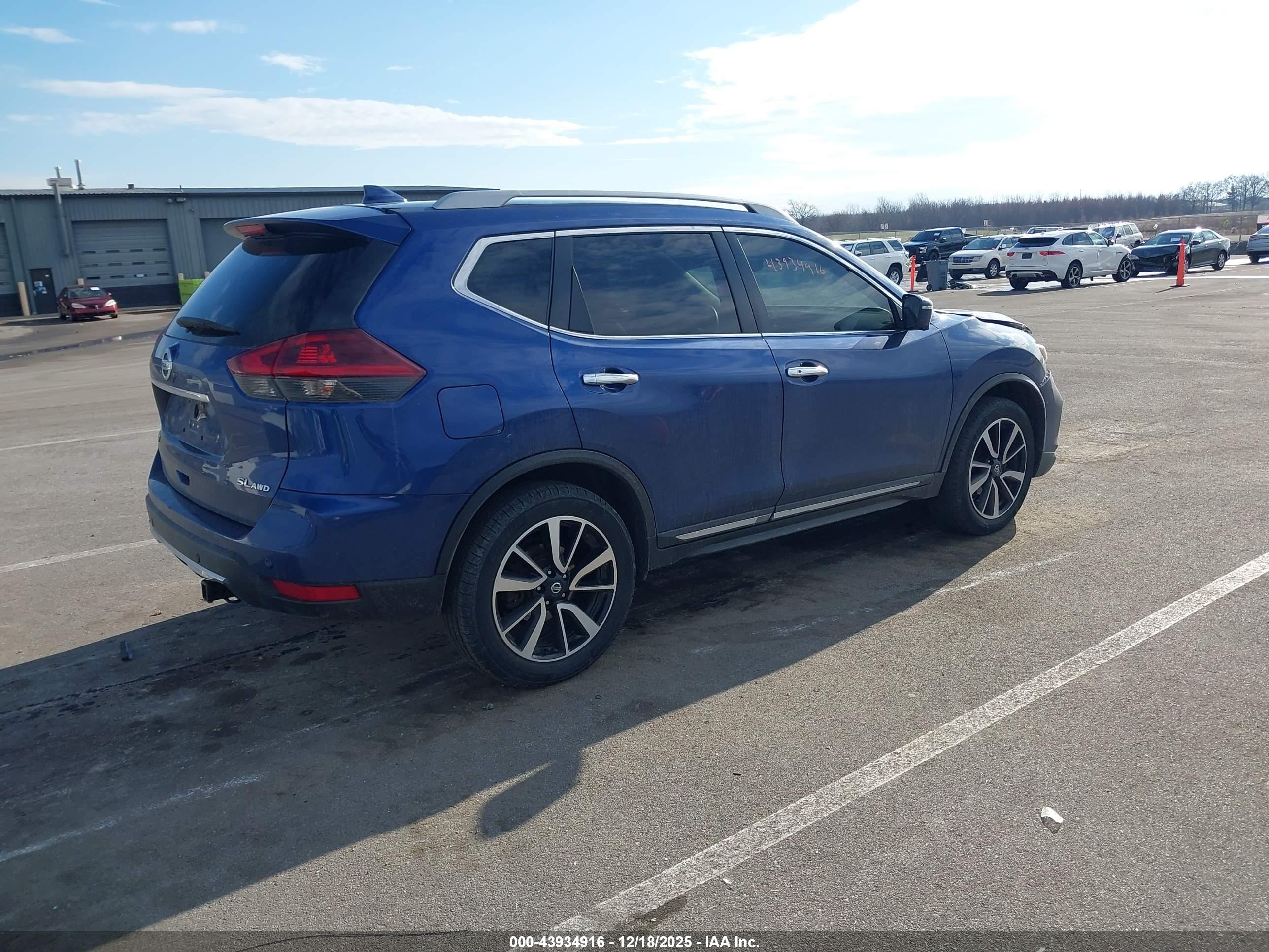 NISSAN ROGUE image 4