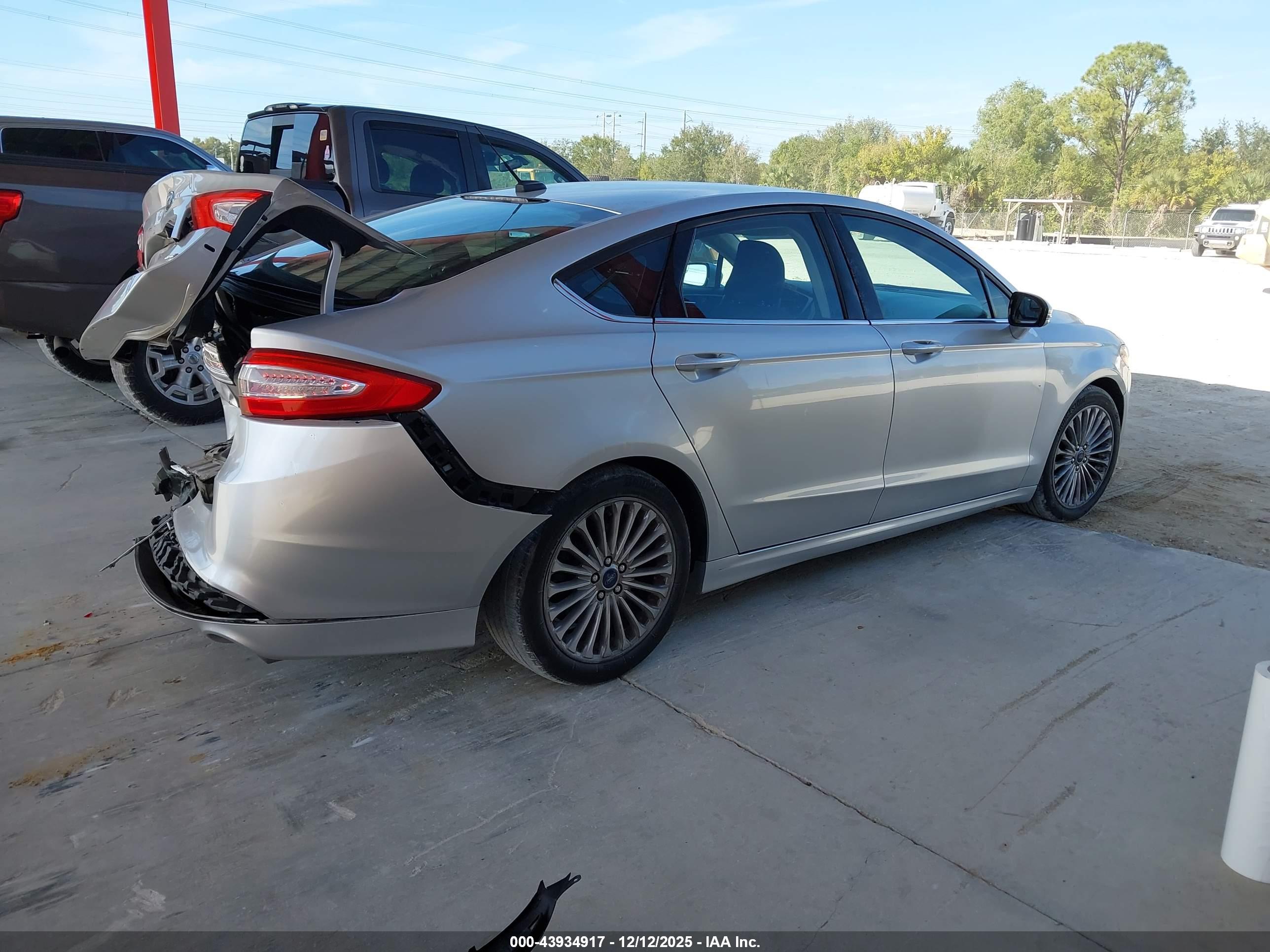 FORD FUSION image 4