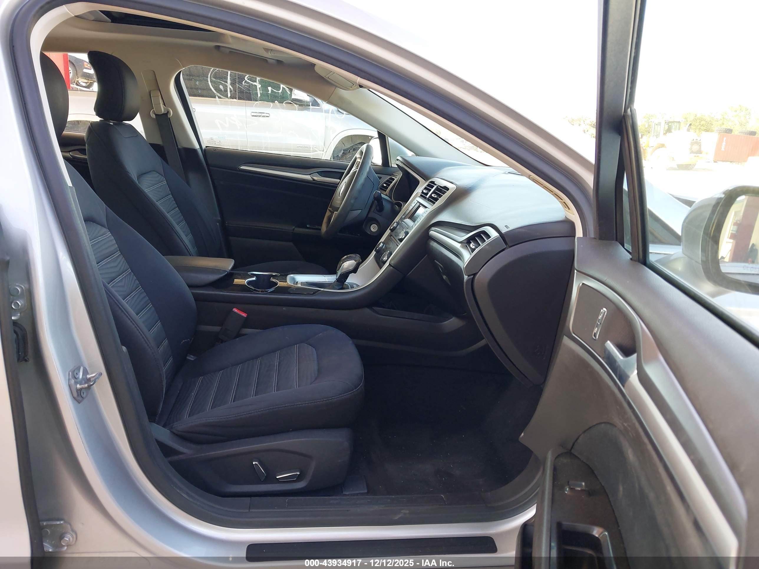 FORD FUSION image 5
