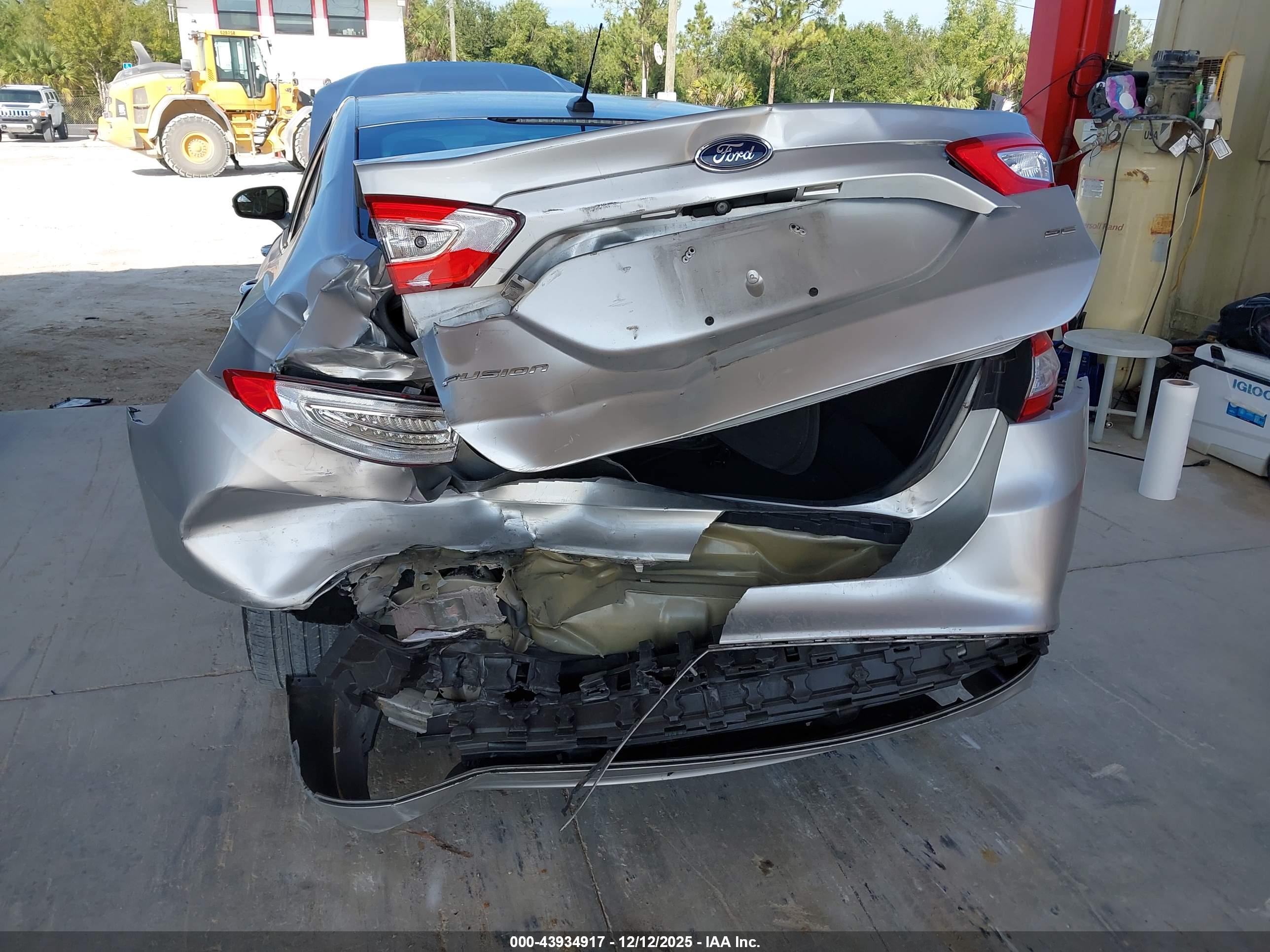 FORD FUSION image 6