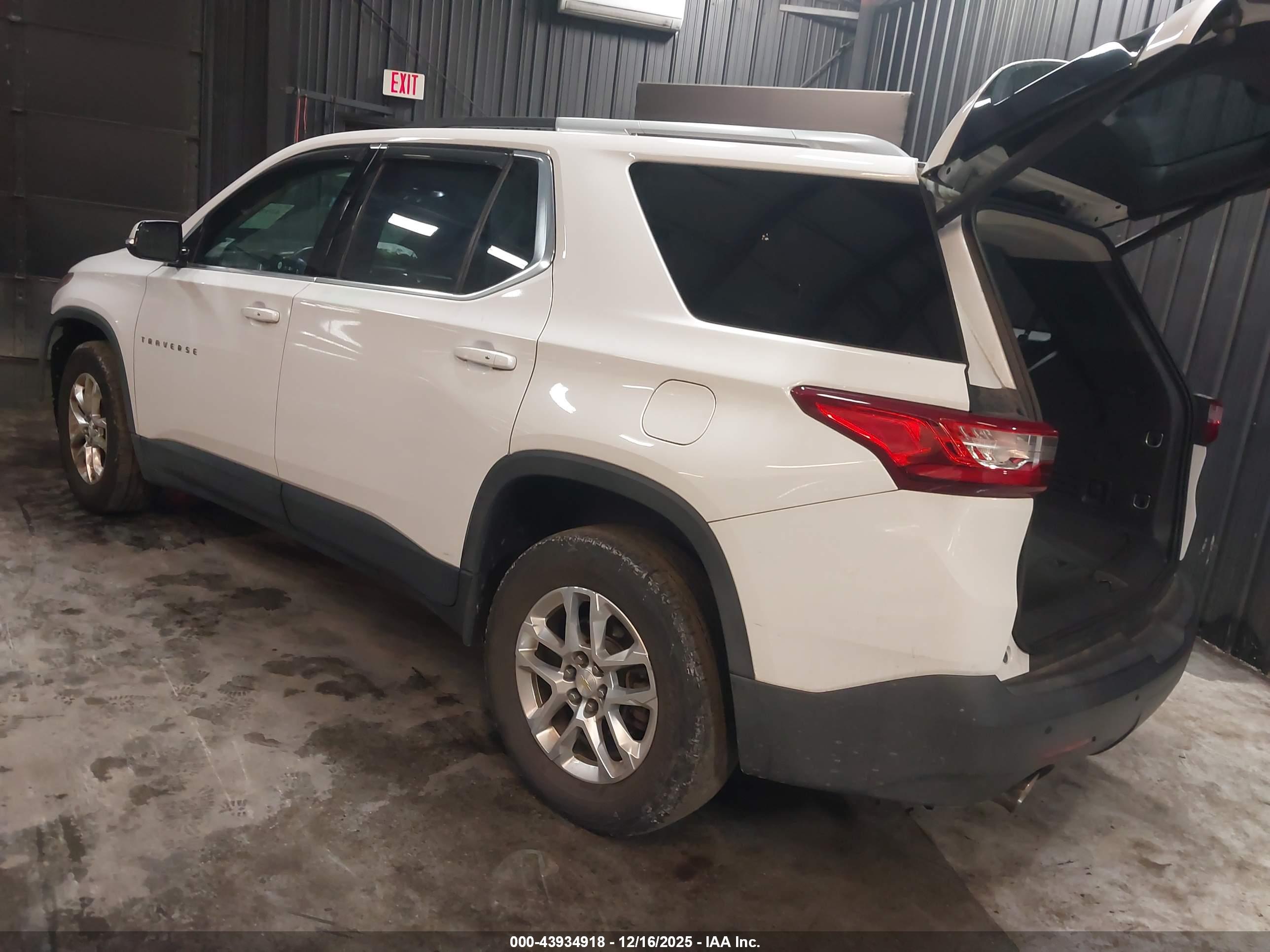 CHEVROLET TRAVERSE image 3