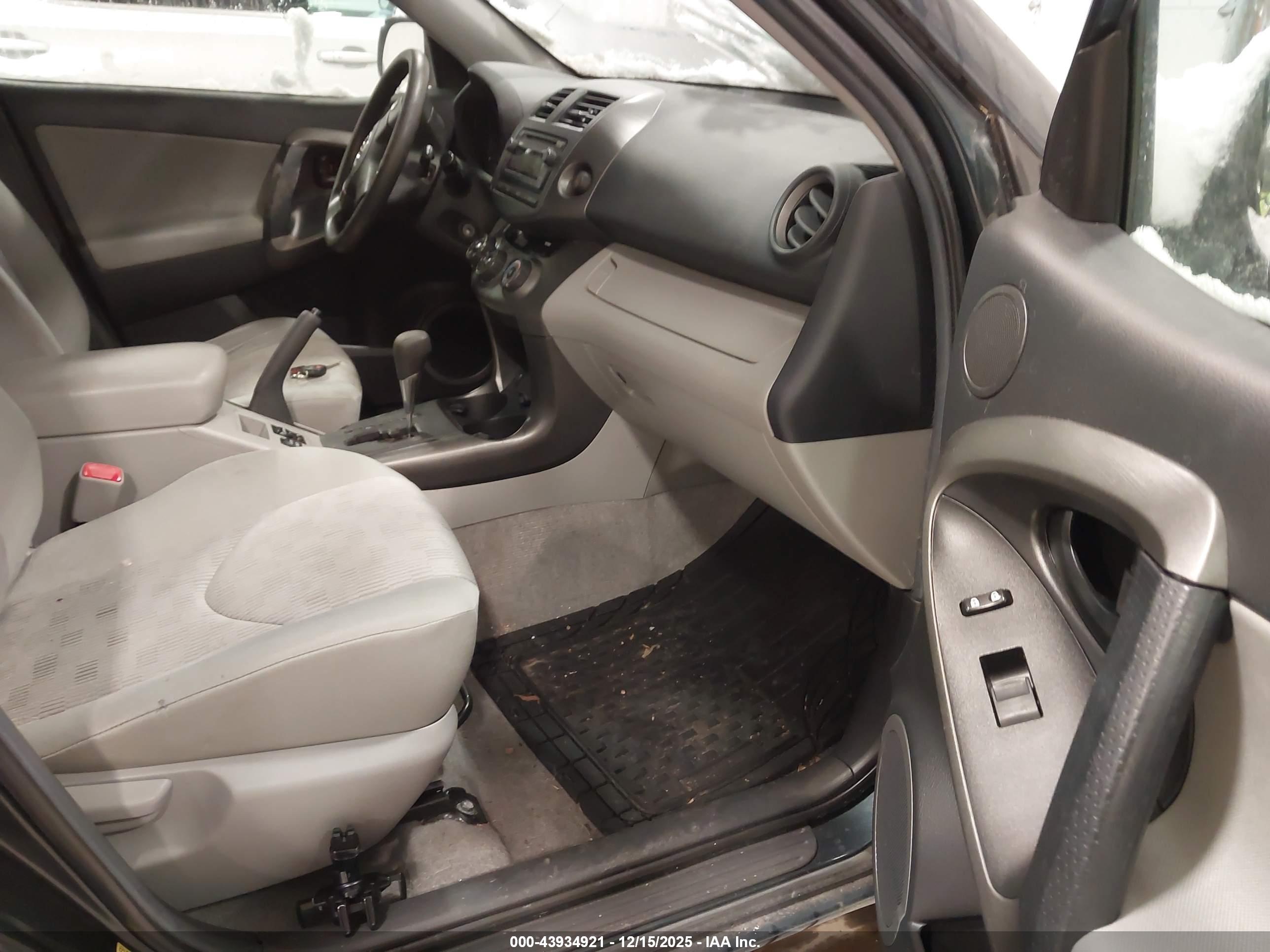 TOYOTA RAV4 image 5