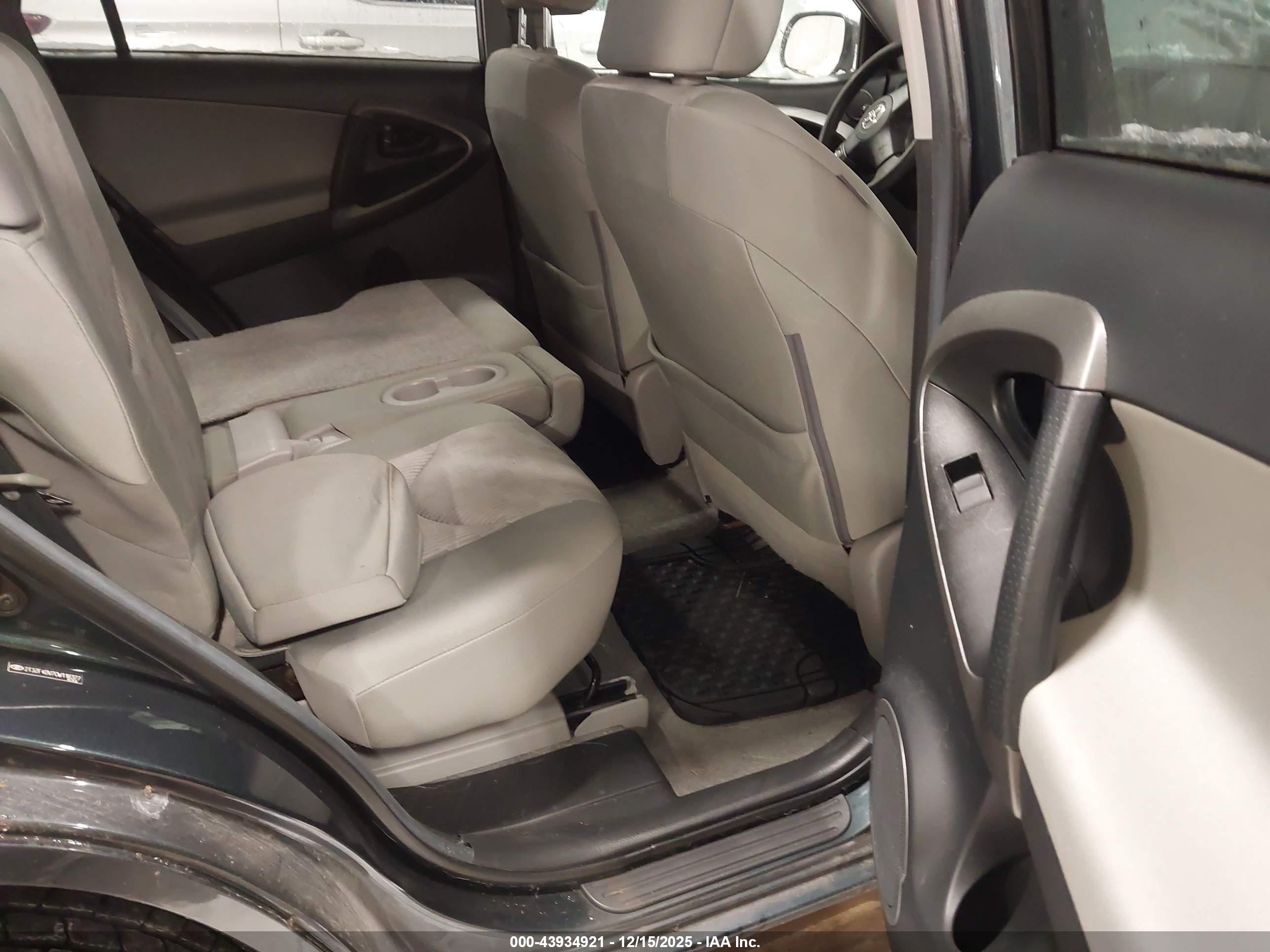 TOYOTA RAV4 image 8