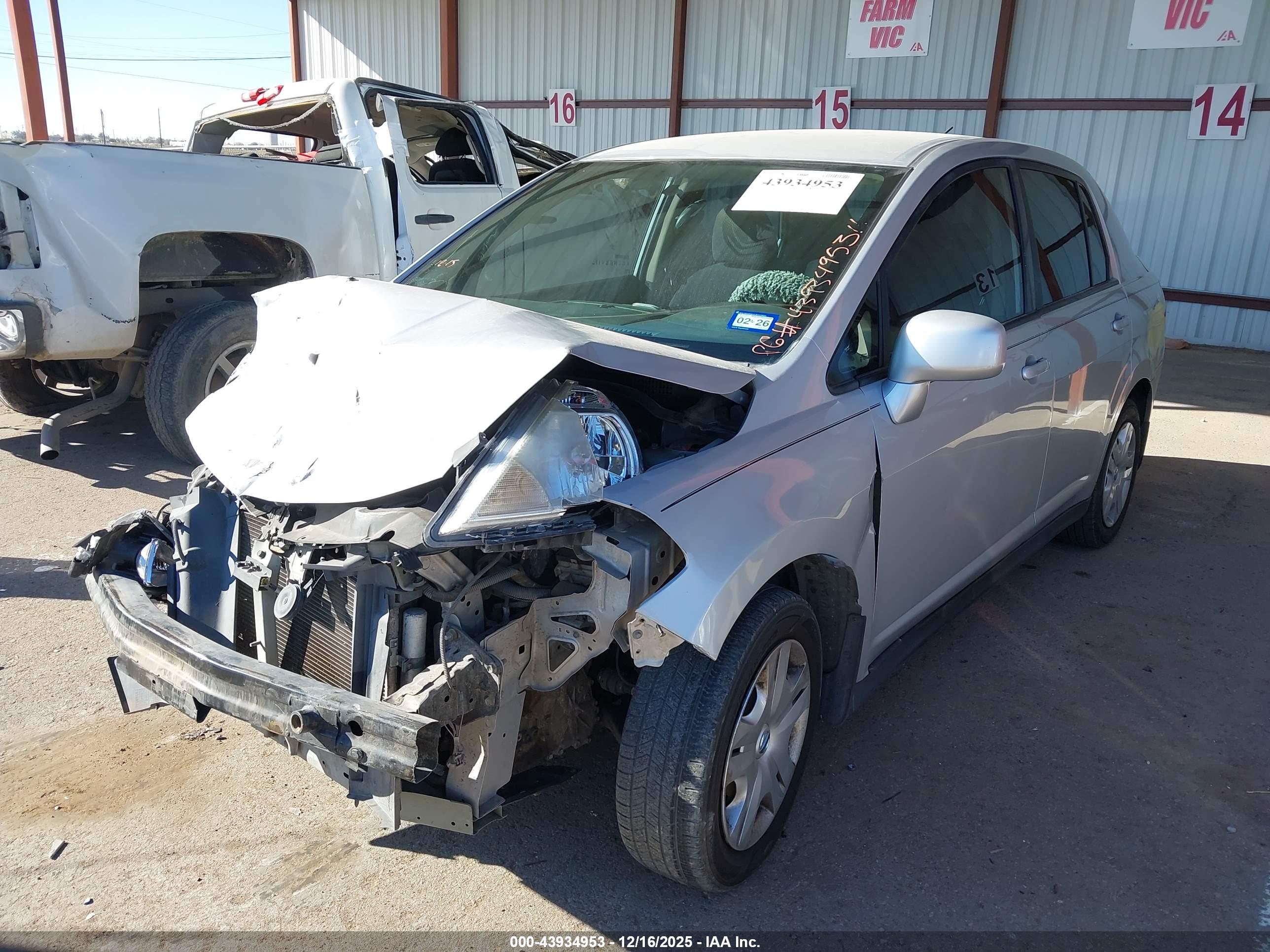 NISSAN VERSA image 2