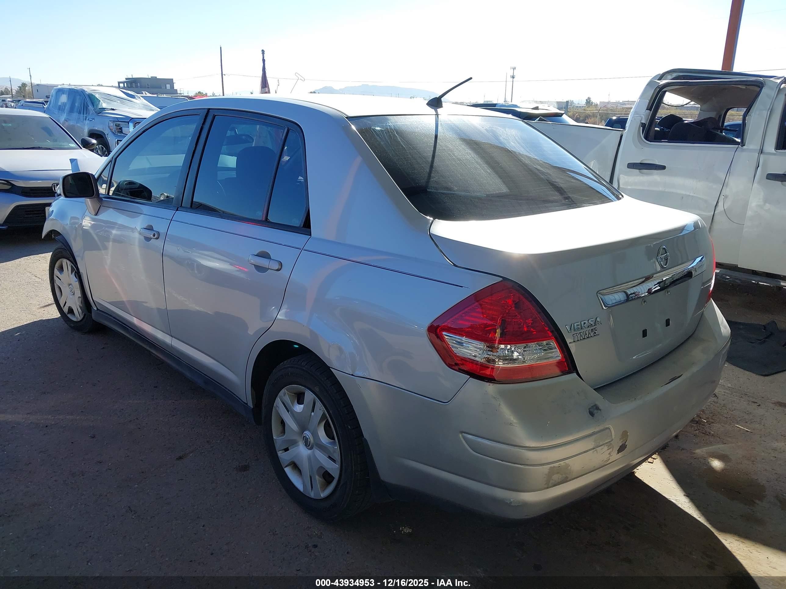 NISSAN VERSA image 3