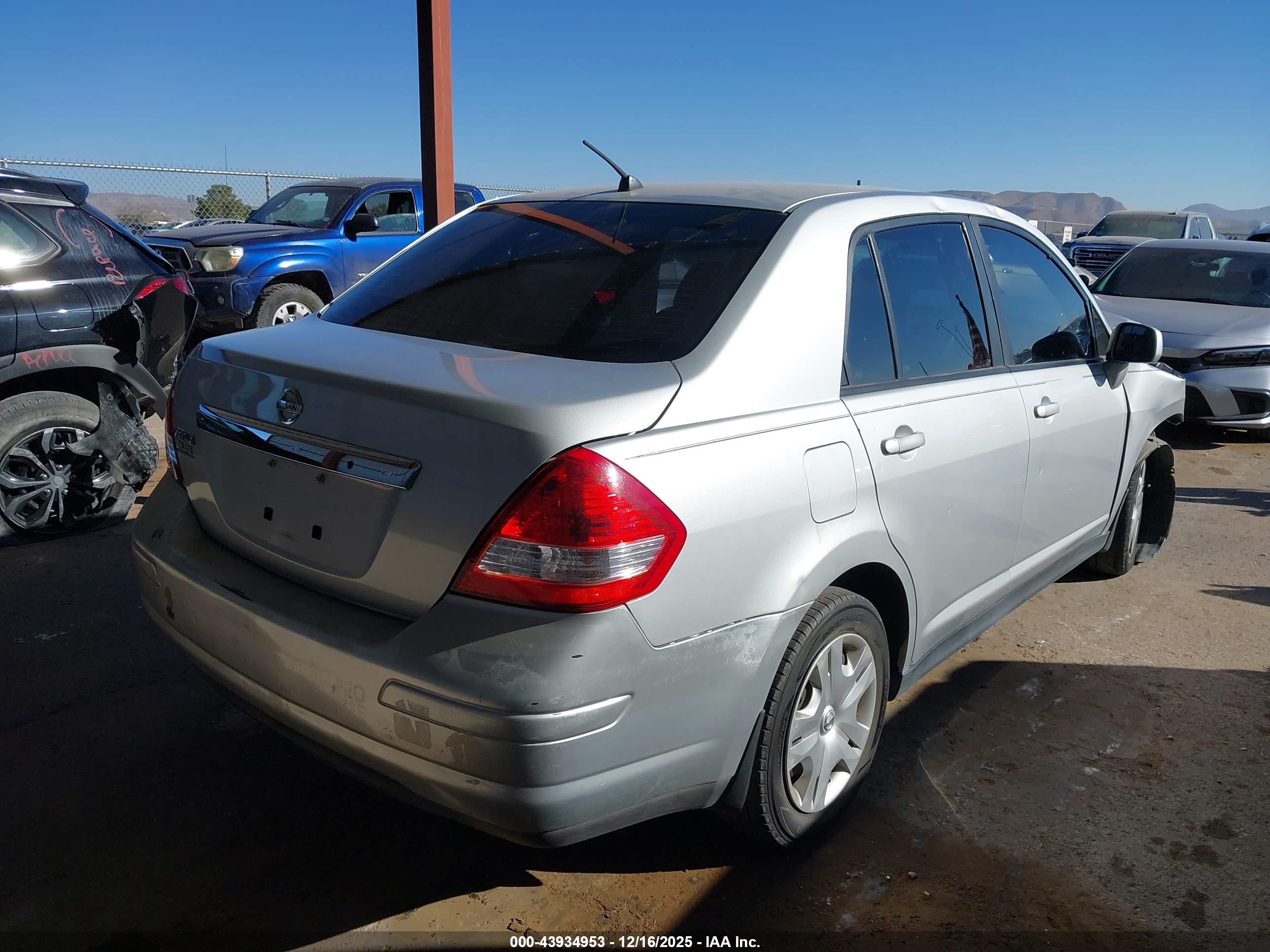 NISSAN VERSA image 4