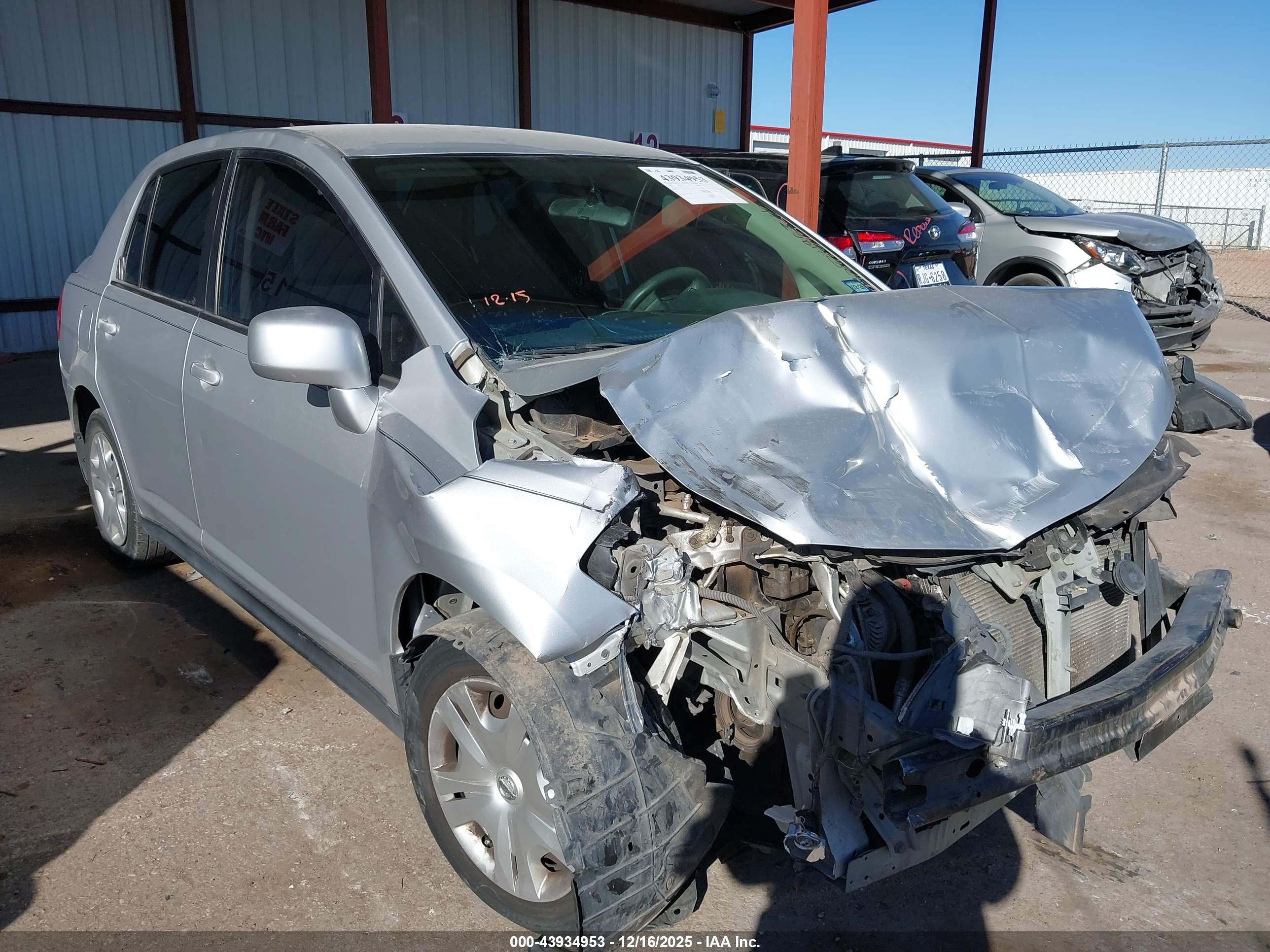 NISSAN VERSA image 6