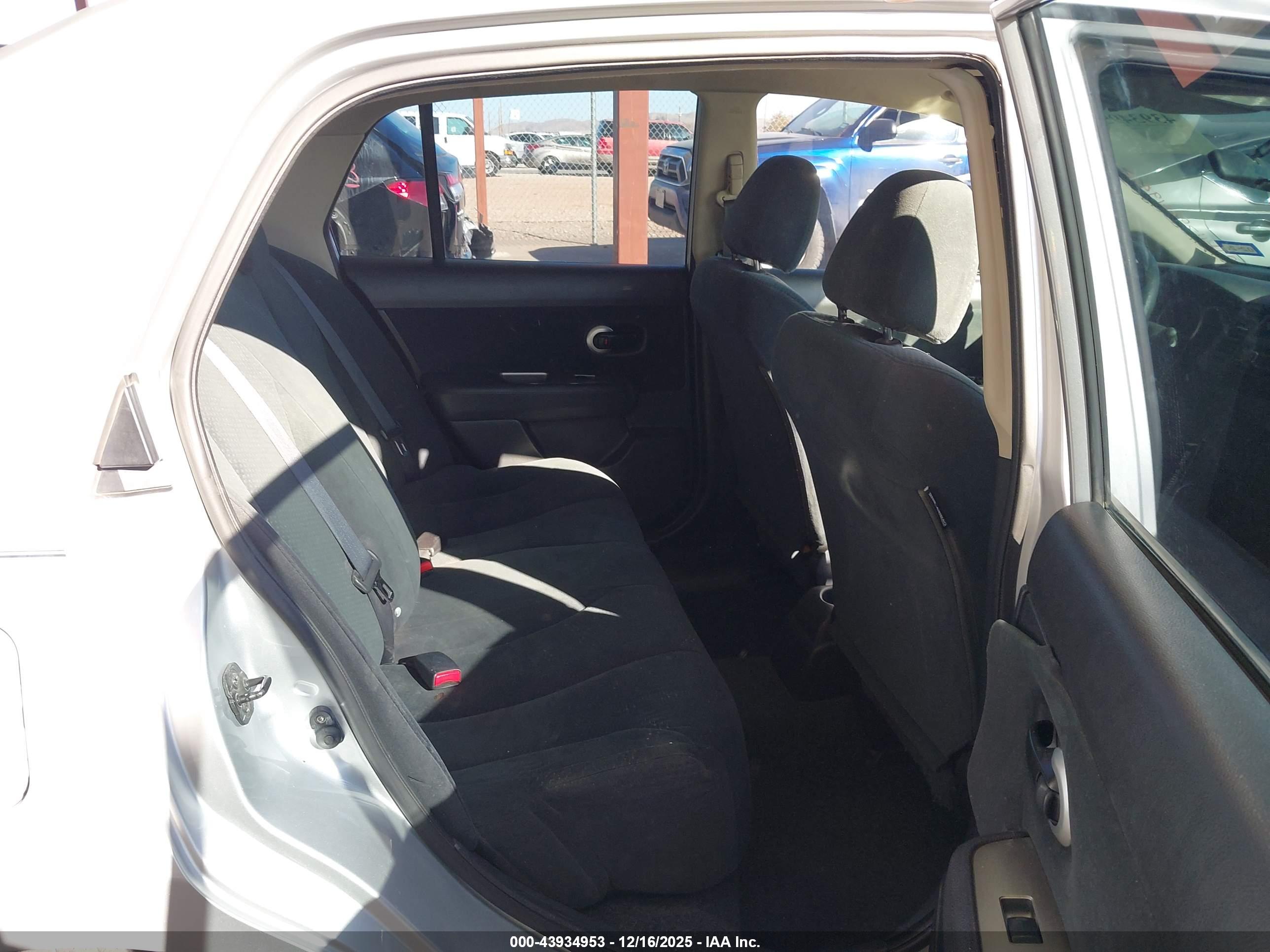 NISSAN VERSA image 8