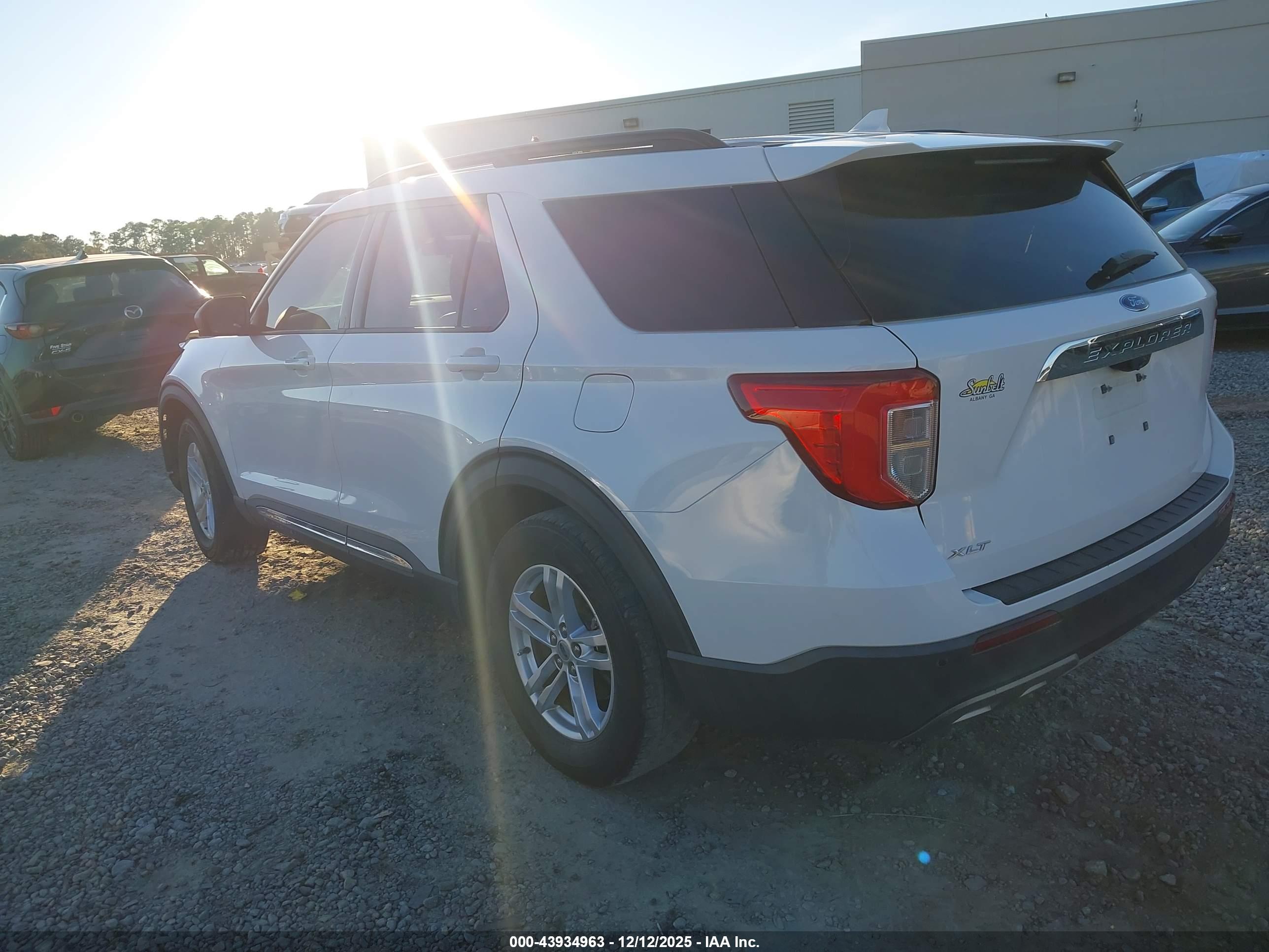 FORD EXPLORER image 3