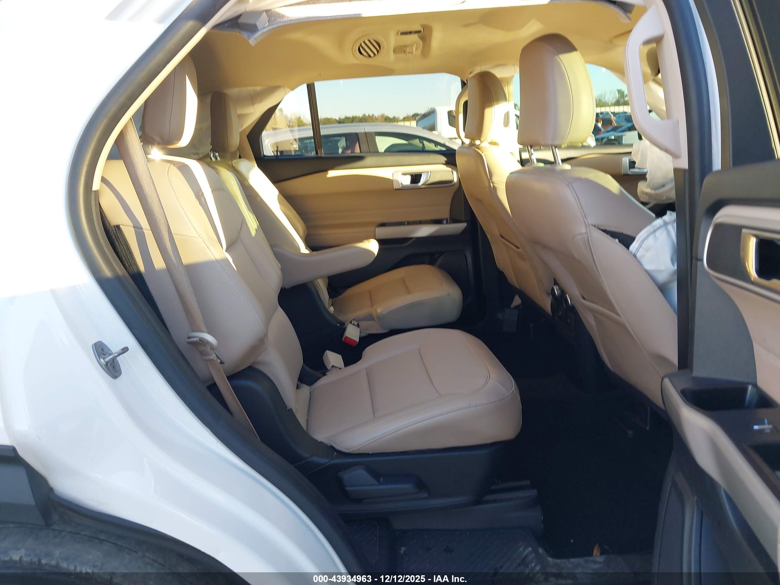 FORD EXPLORER image 8