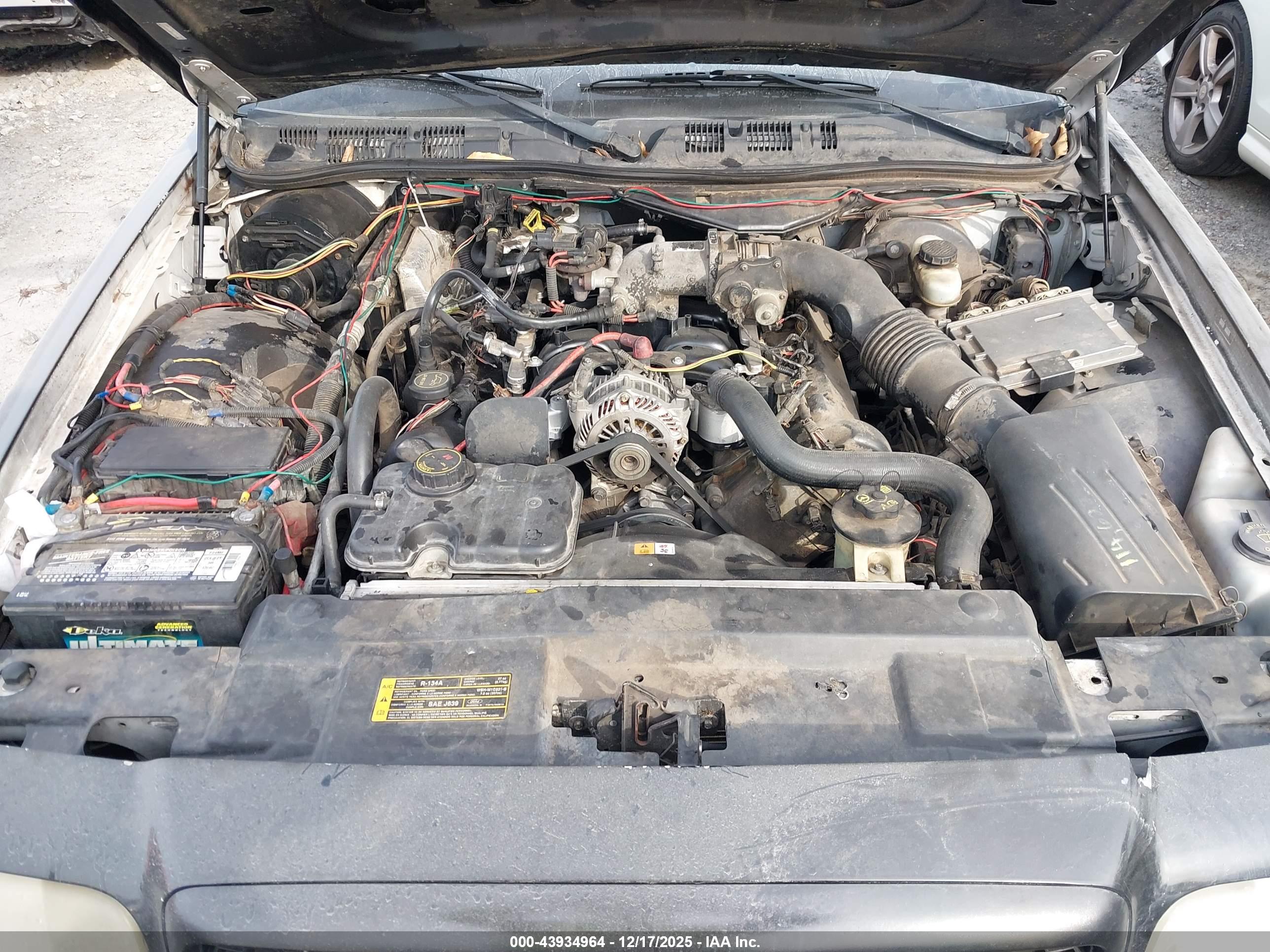 FORD CROWN image 10