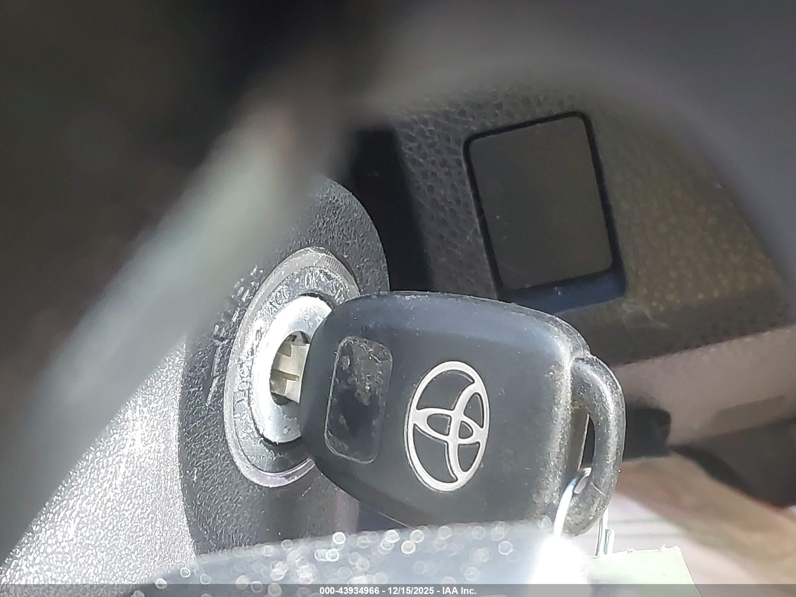 TOYOTA RAV4 image 11