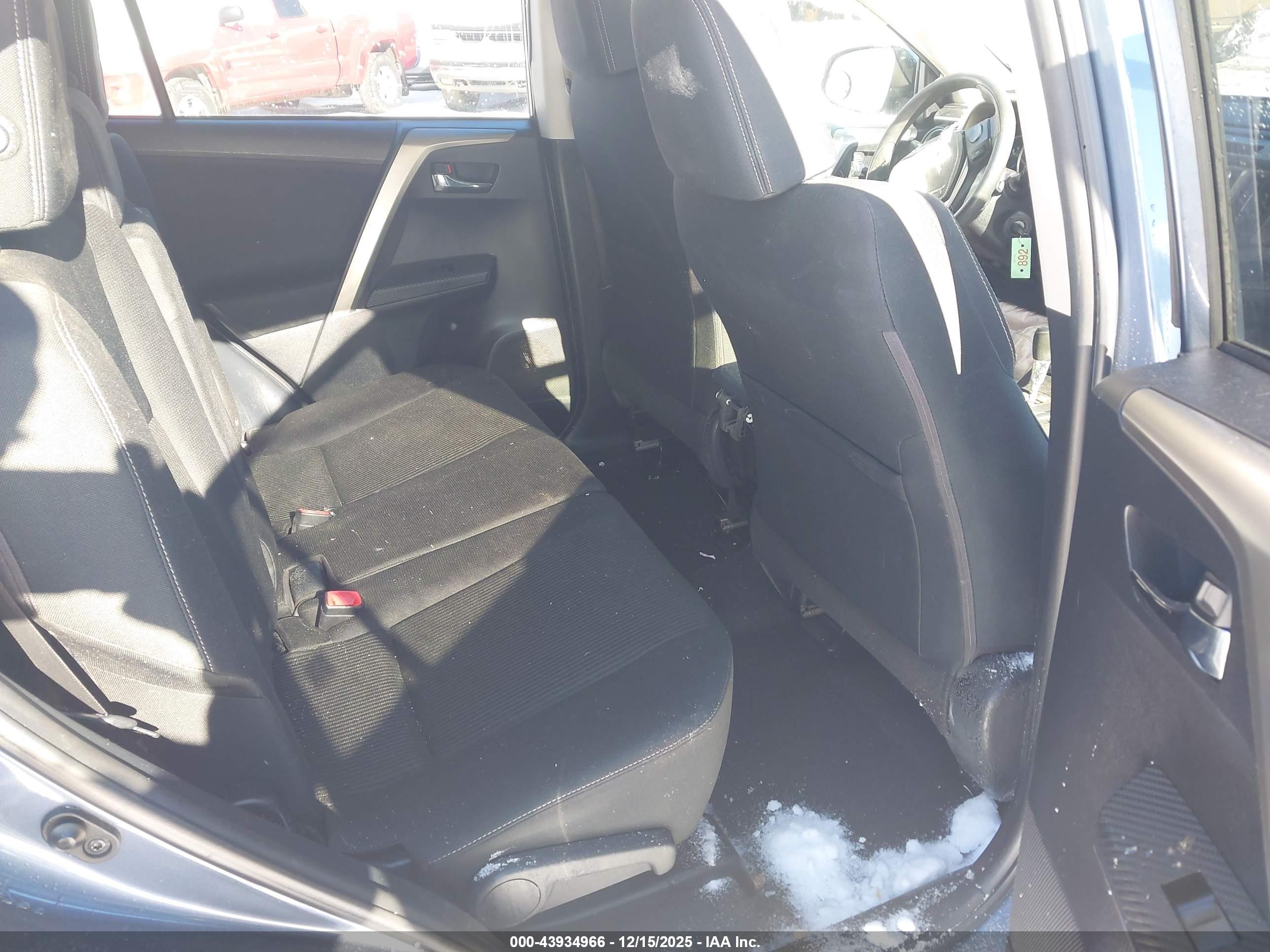 TOYOTA RAV4 image 8