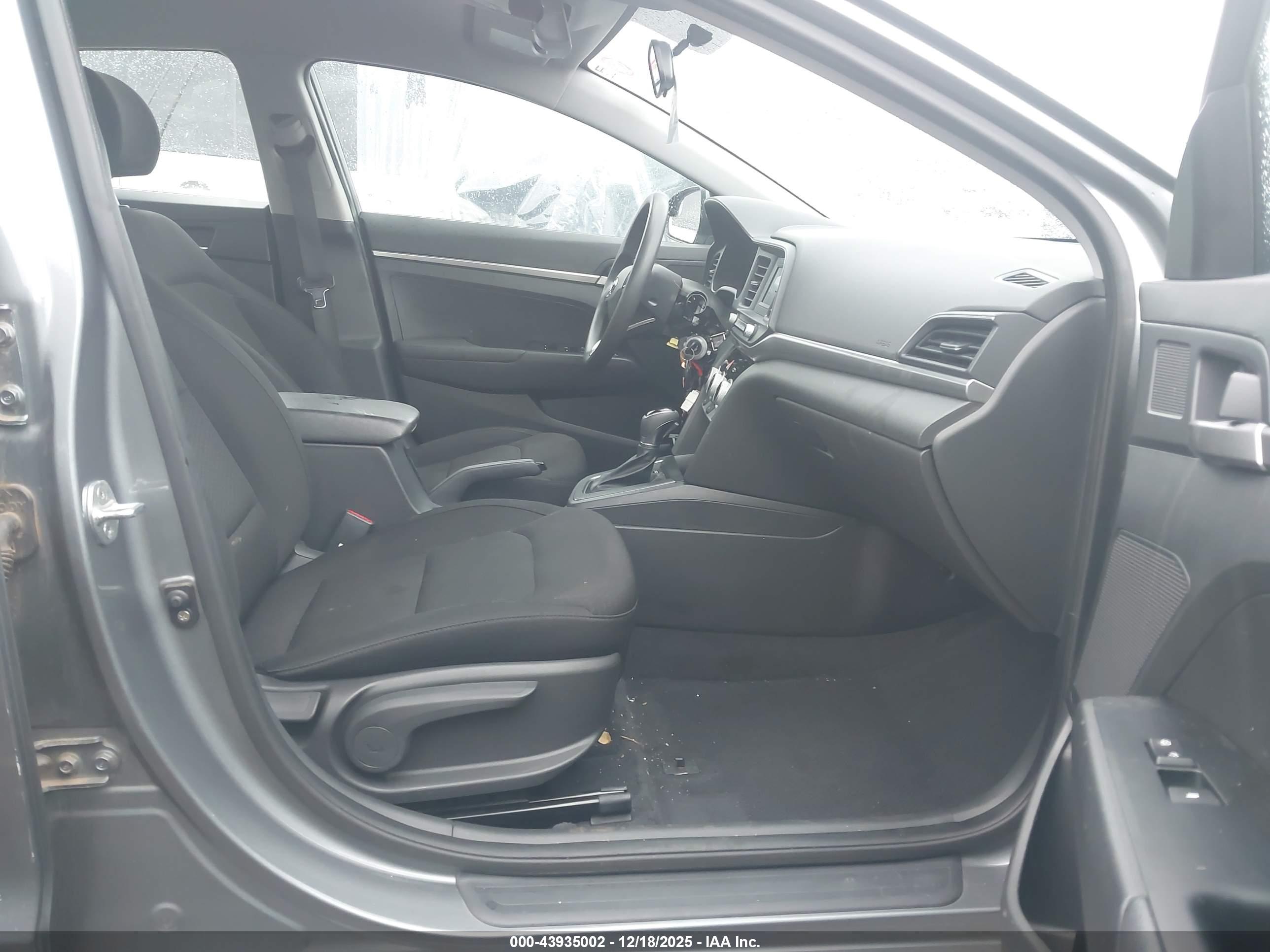 HYUNDAI ELANTRA image 5
